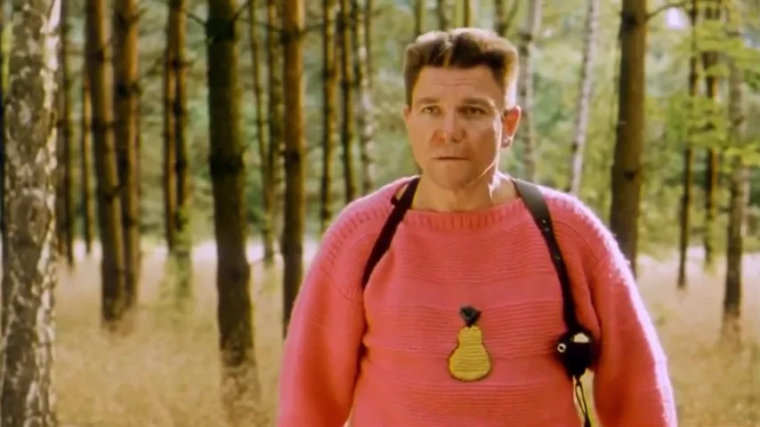 Mirosław Zbrojewicz w różowym swetrze z ananasem, scena z filmu „Chłopaki nie płaczą”, 2000 rok.