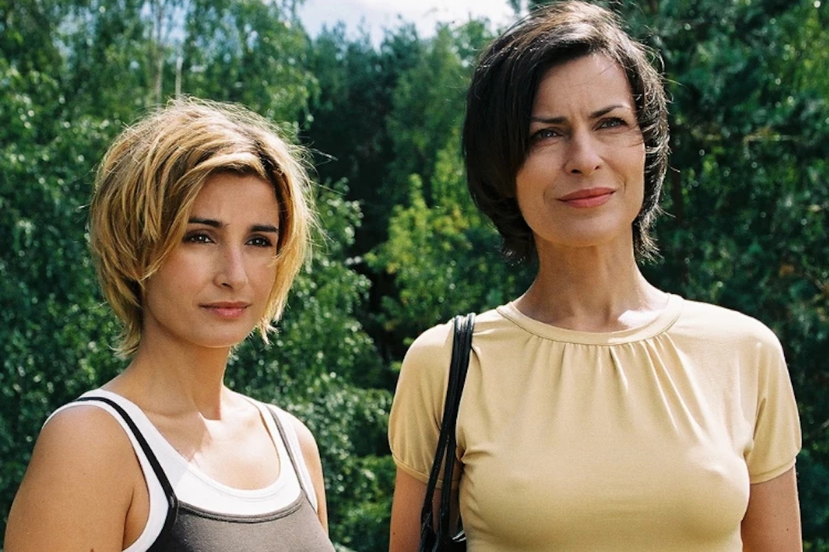 Joanna Brodzik i Danuta Stenka w filmie „Nigdy w życiu!” z 2004 roku, na tle zielonej scenerii.