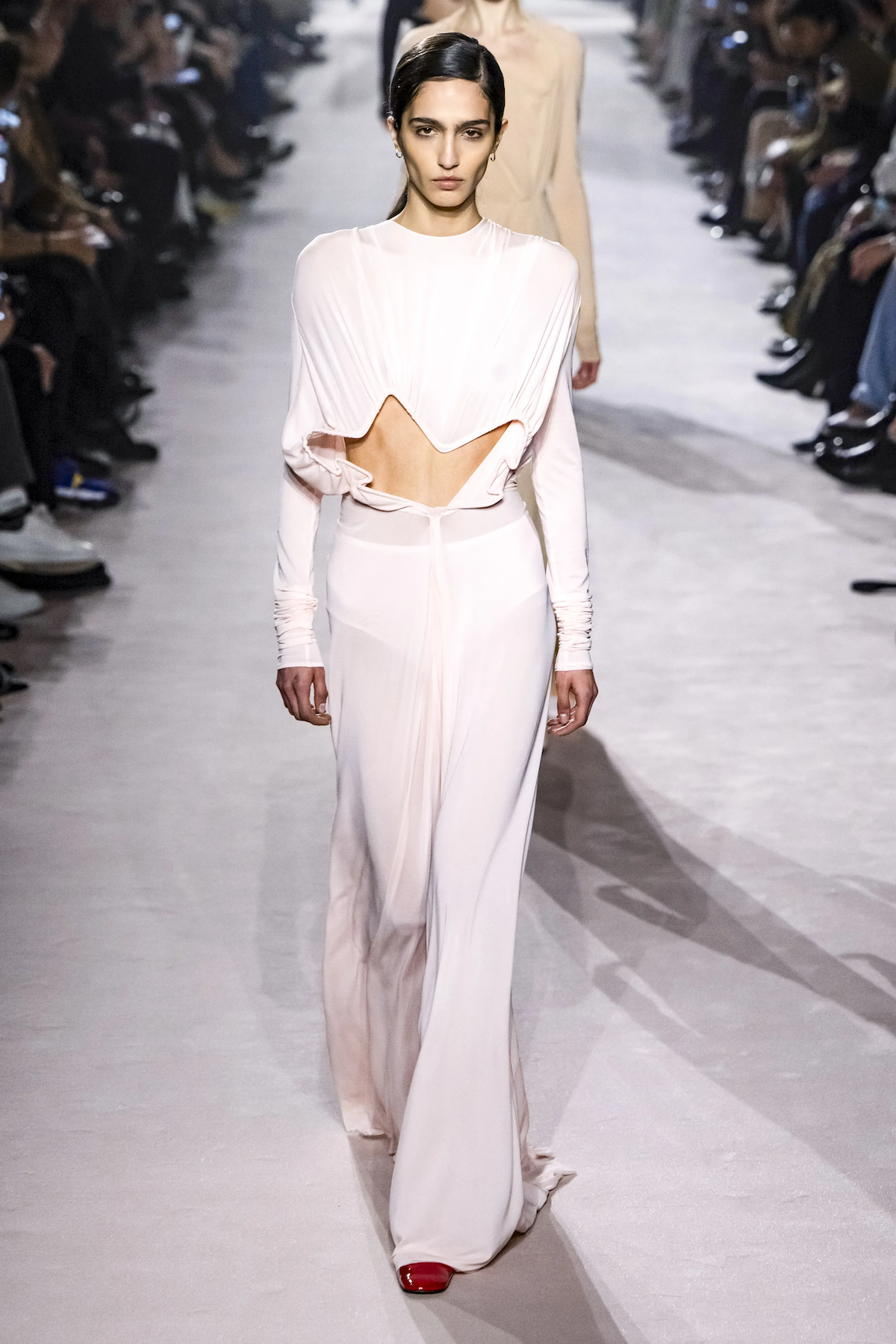 Victoria Beckham na jesień-zimę 2025-2026 (Fot. Victor VIRGILE/Getty Images)