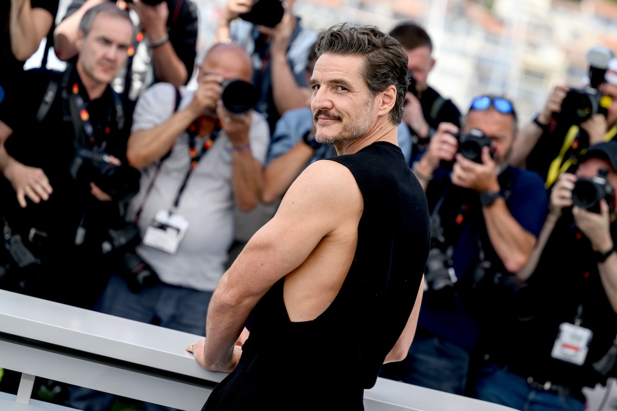 Pedro Pascal na festiwalu w Cannes 2025, otoczony przez fotografów.
