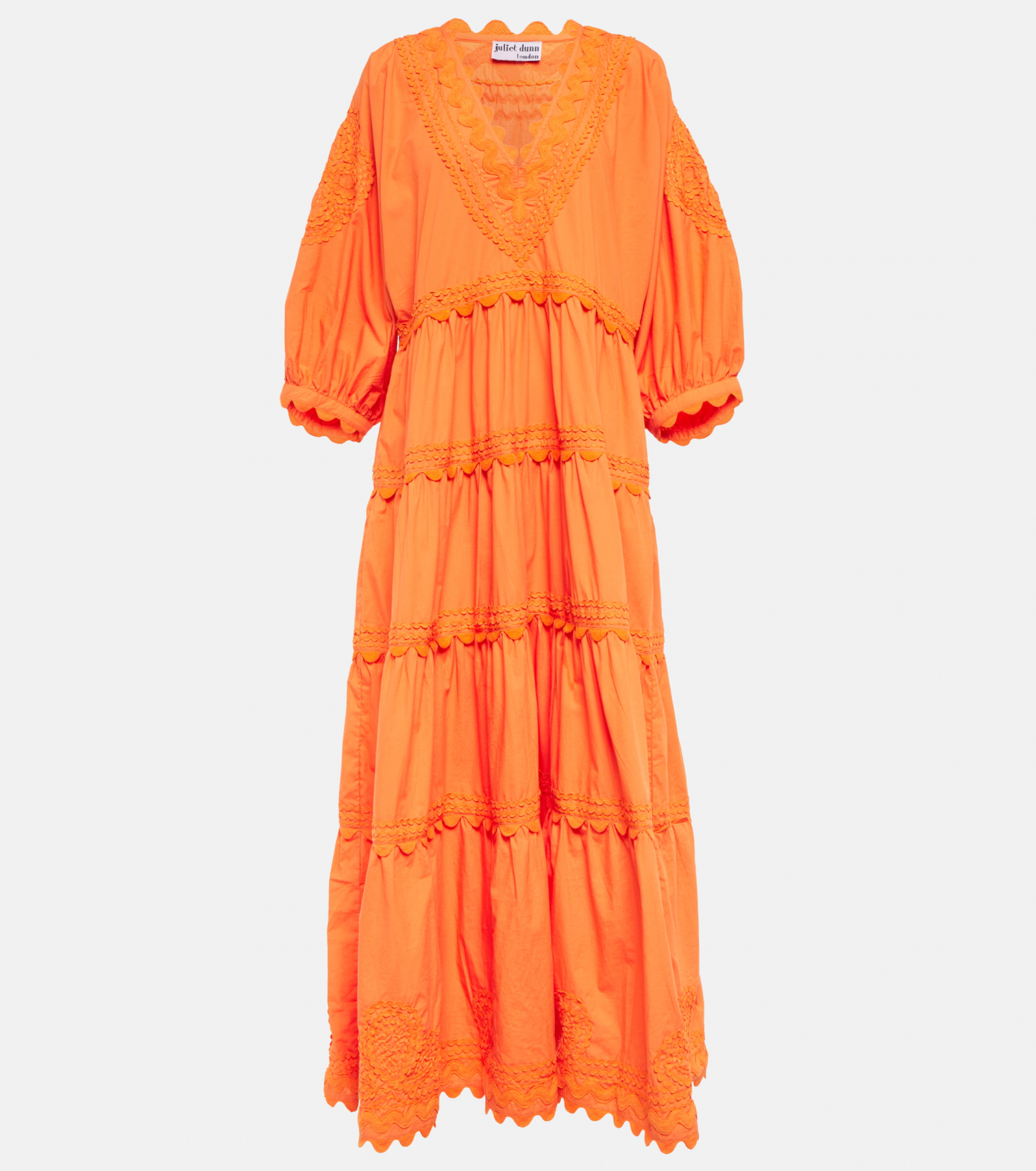 Pomarańczowa sukienka boho maxi marki Juliet Dunn o zwiewnym kroju i dekoracyjnych detalach.