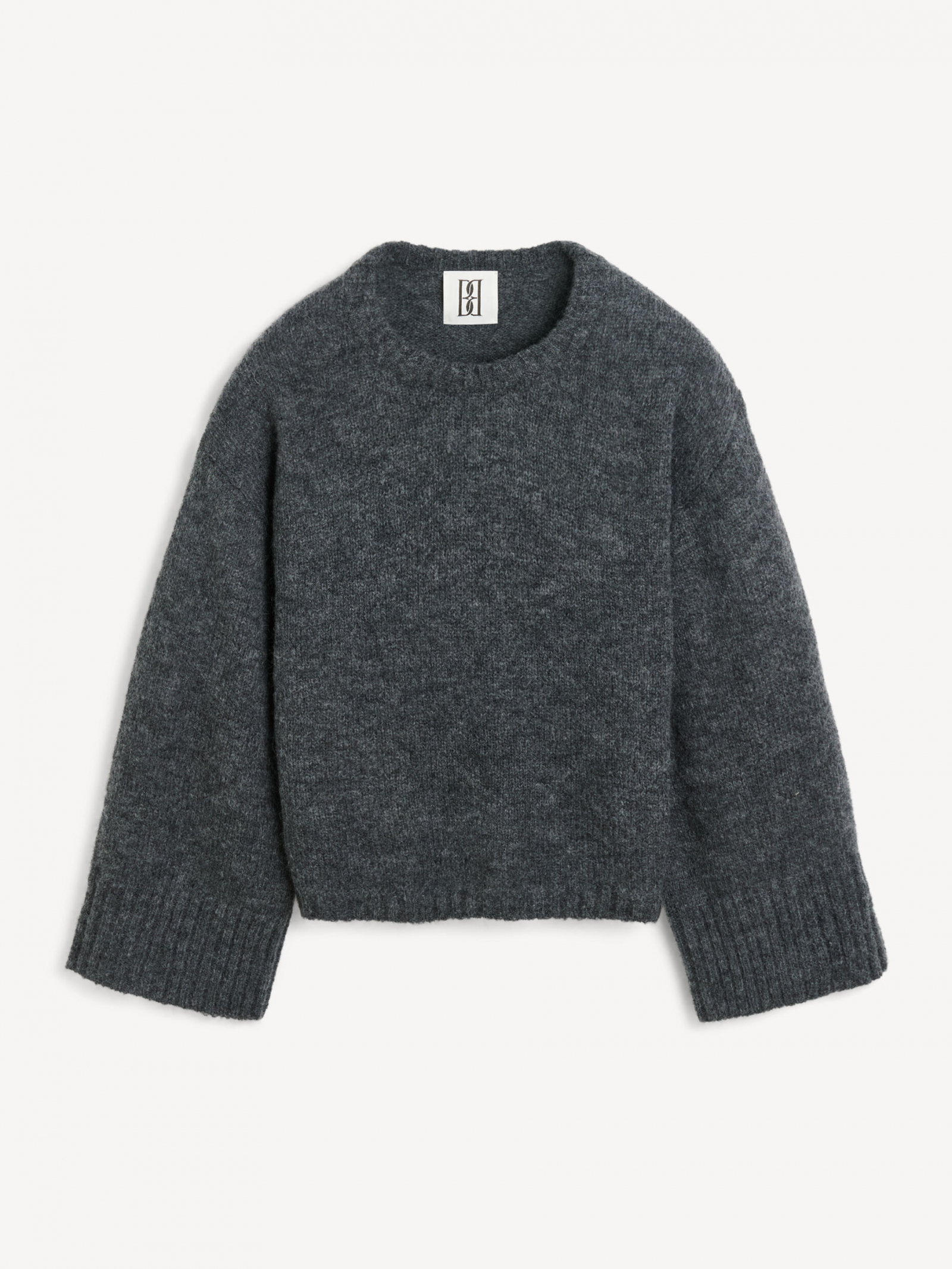 Wełniany sweter damski By Malene Birger w ciemnoszarym kolorze z długimi, szerokimi rękawami.