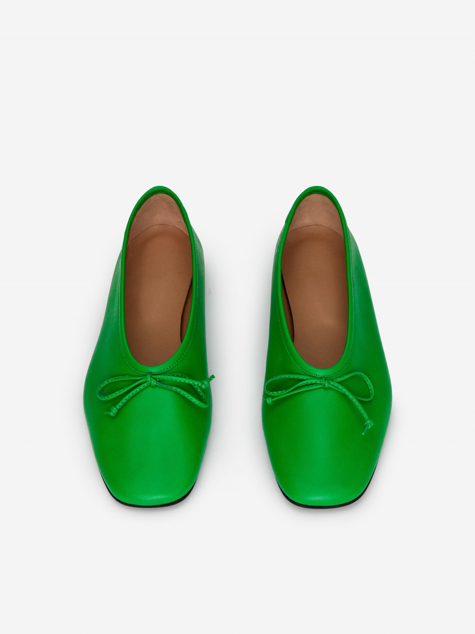 Zielone baleriny damskie Arket z subtelnym wiązaniem, stylowe i eleganckie.