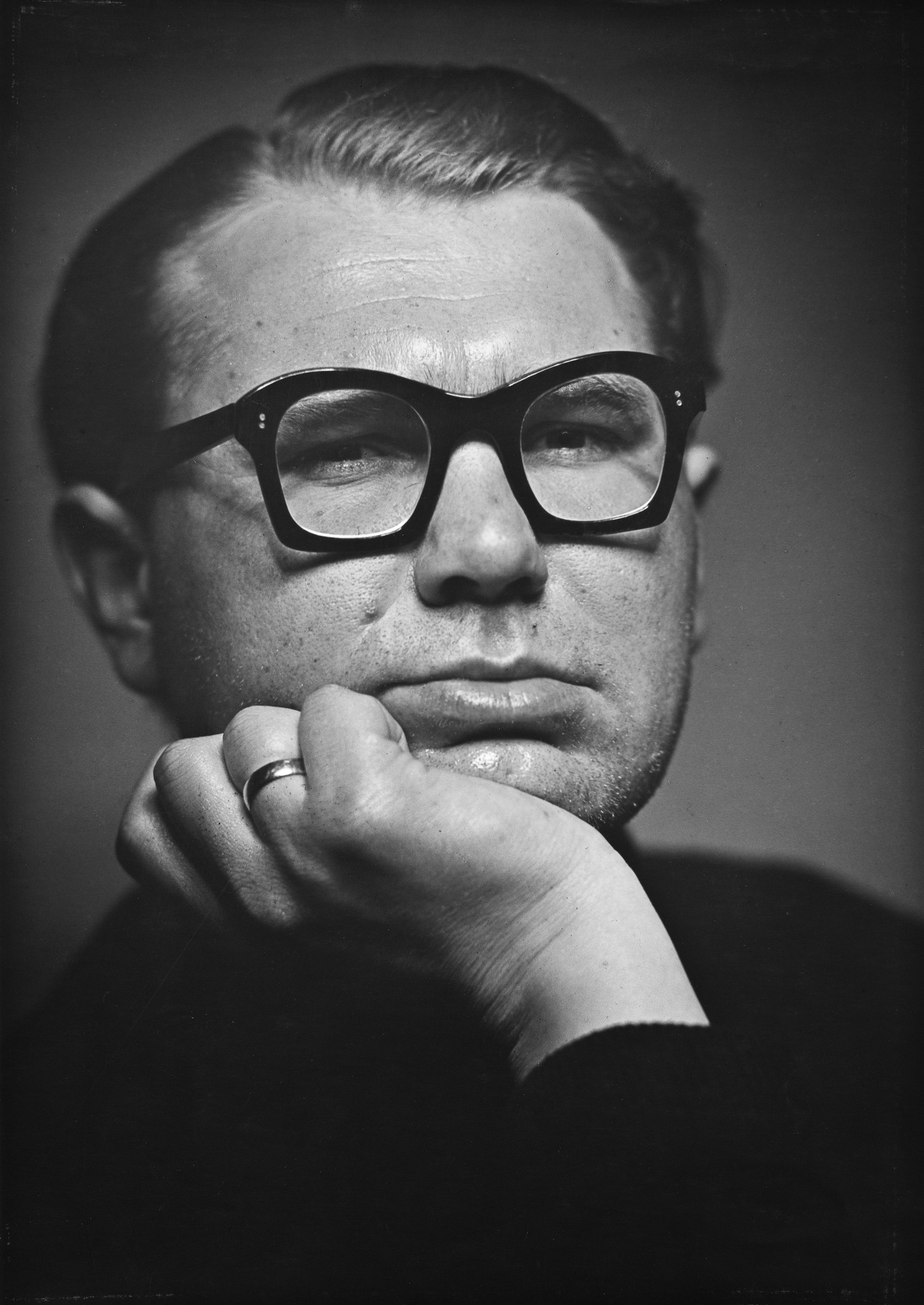 Zdzisław Beksiński, Autoportret (fotografia), 1955, Muzeum Narodowe we Wrocławiu.
