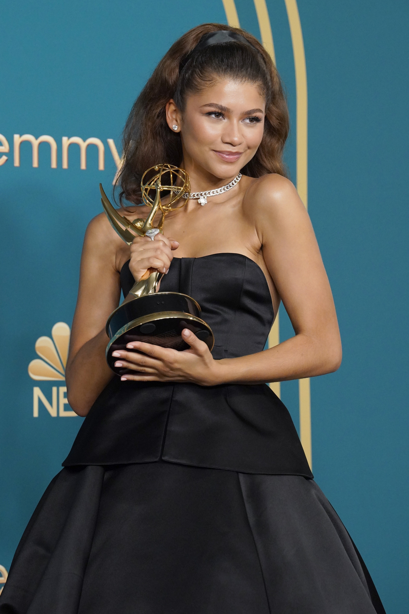 Zendaya z nagrodą Emmy dla najlepszej aktorki pierwszoplanowej, 2020 rok, w eleganckiej czarnej sukni.