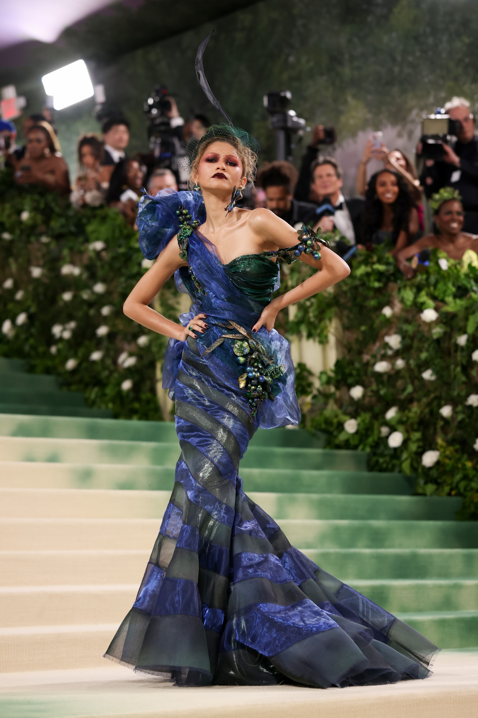 Zendaya w sukni projektu Johna Galliano dla Maison Margiela na MET Gala w 2024 roku, prezentująca się w spektakularnym stylu.