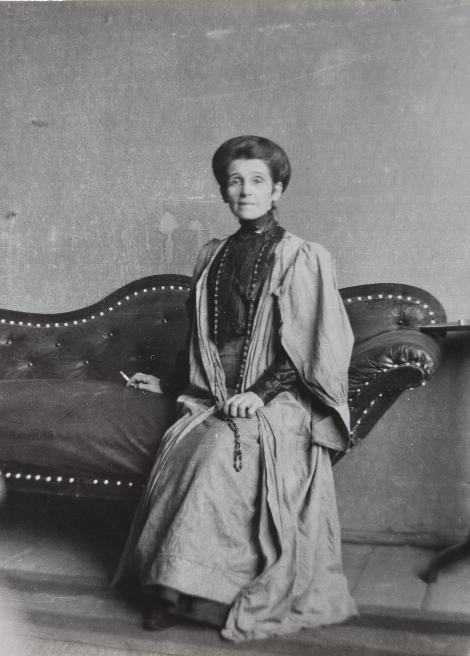 Olga Boznańska w pracowni w domu w Krakowie, ok. 1913 (Muzeum Narodowe w Krakowie)