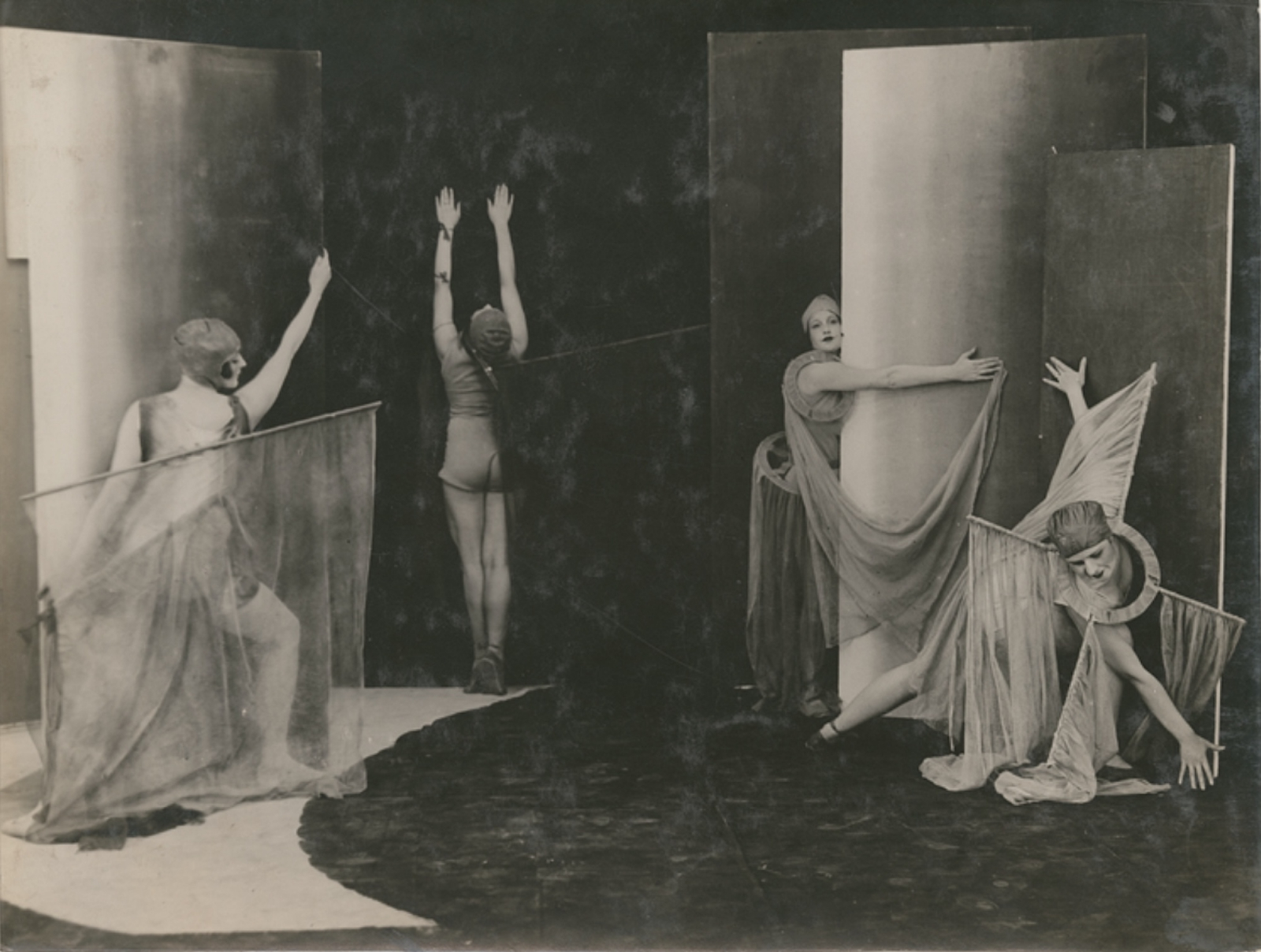 Aleksandra Ekster, scenografia i kostiumy do inscenizacji „Salomé”, 1917 (New York Public Library Collection)