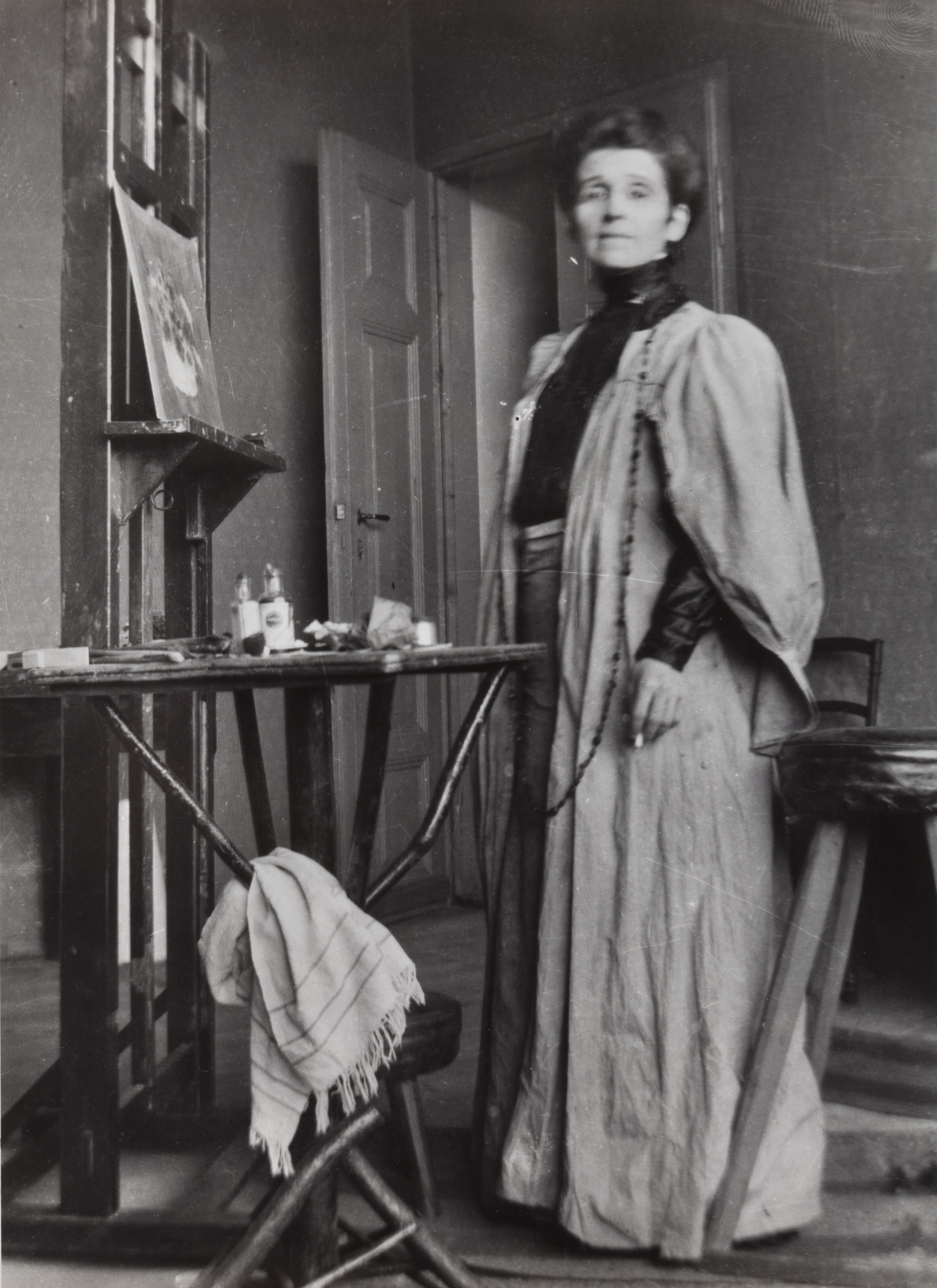Olga Boznańska w pracowni w domu w Krakowie, ok. 1913 (Muzeum Narodowe w Krakowie)