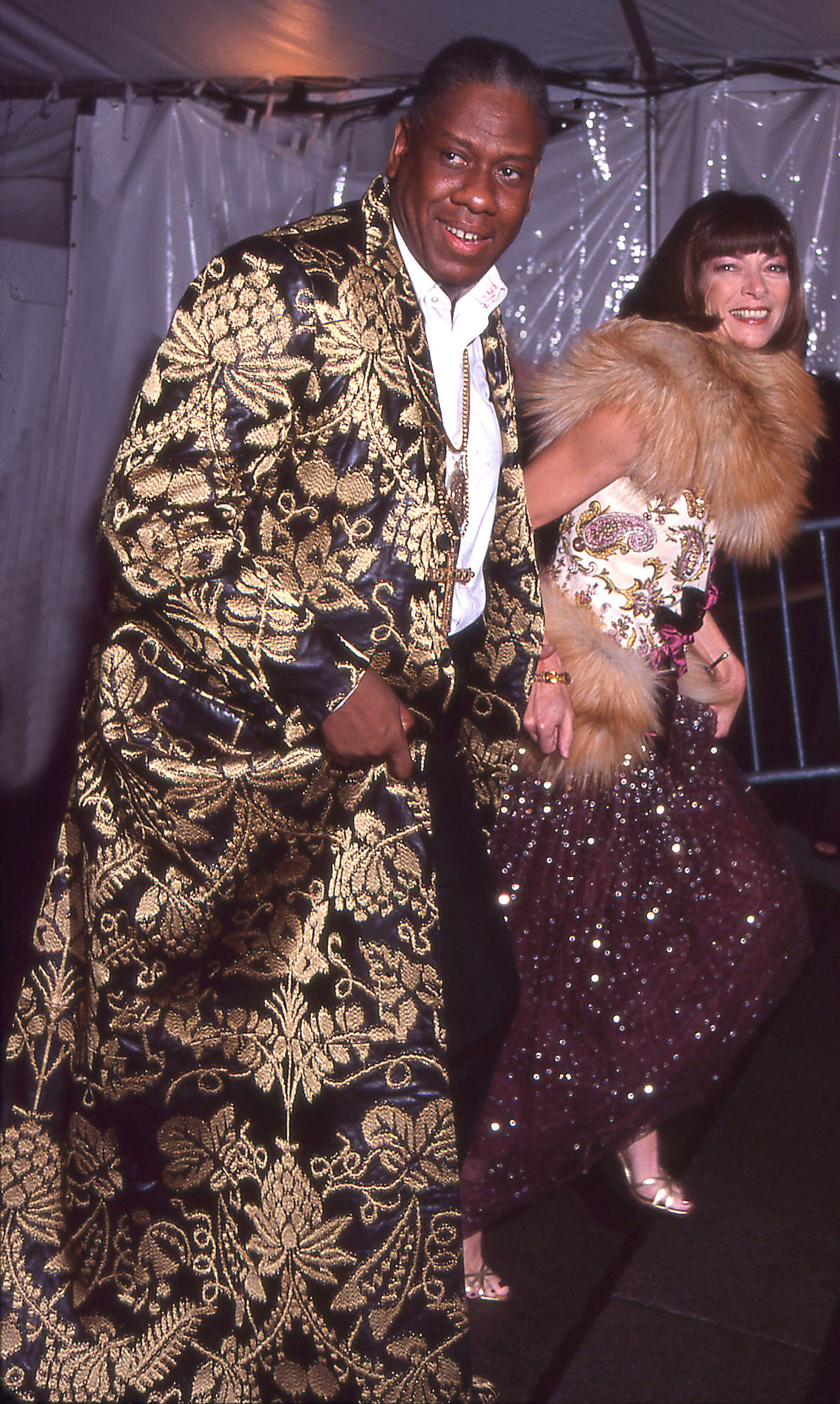 André Leon Talley i Anna Wintour w pięknych strojach podczas wydarzenia w 1999 roku.