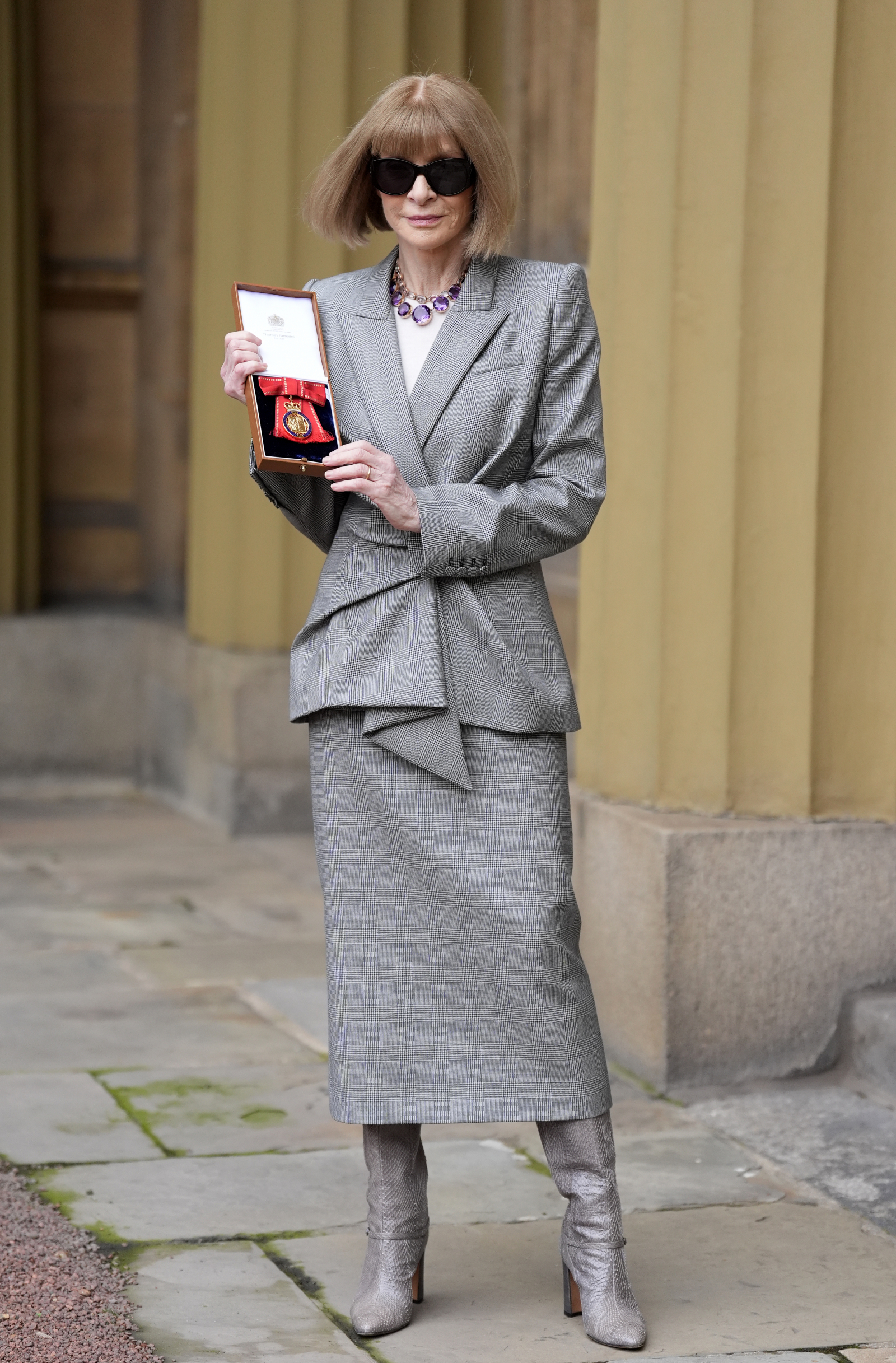 Anna Wintour prezentuje tytuł szlachecki w 2025 roku, ubrana w elegancki szary kostium.