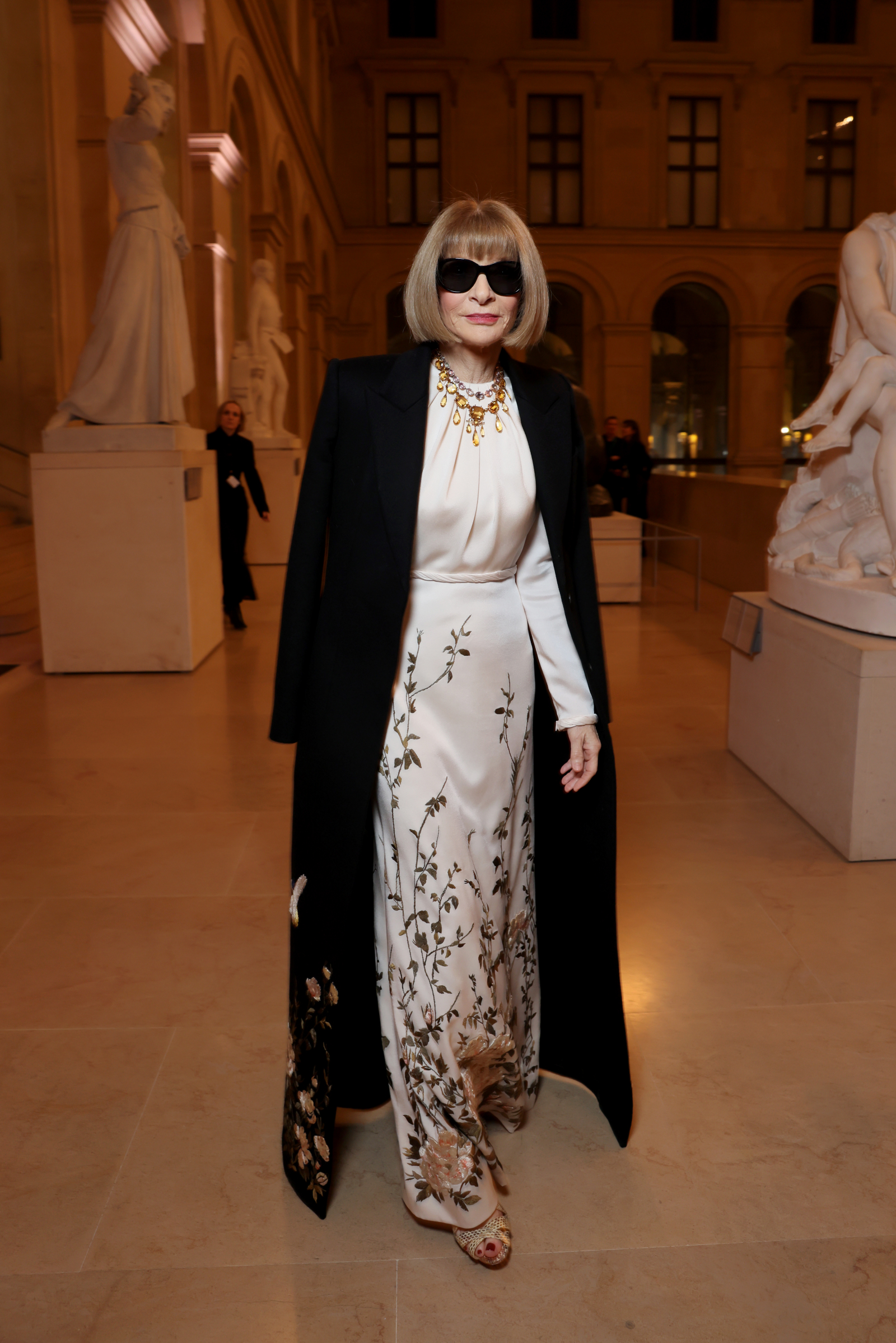 Anna Wintour w eleganckiej sukni z kwiatowymi zdobieniami w muzeum, rok 2025.