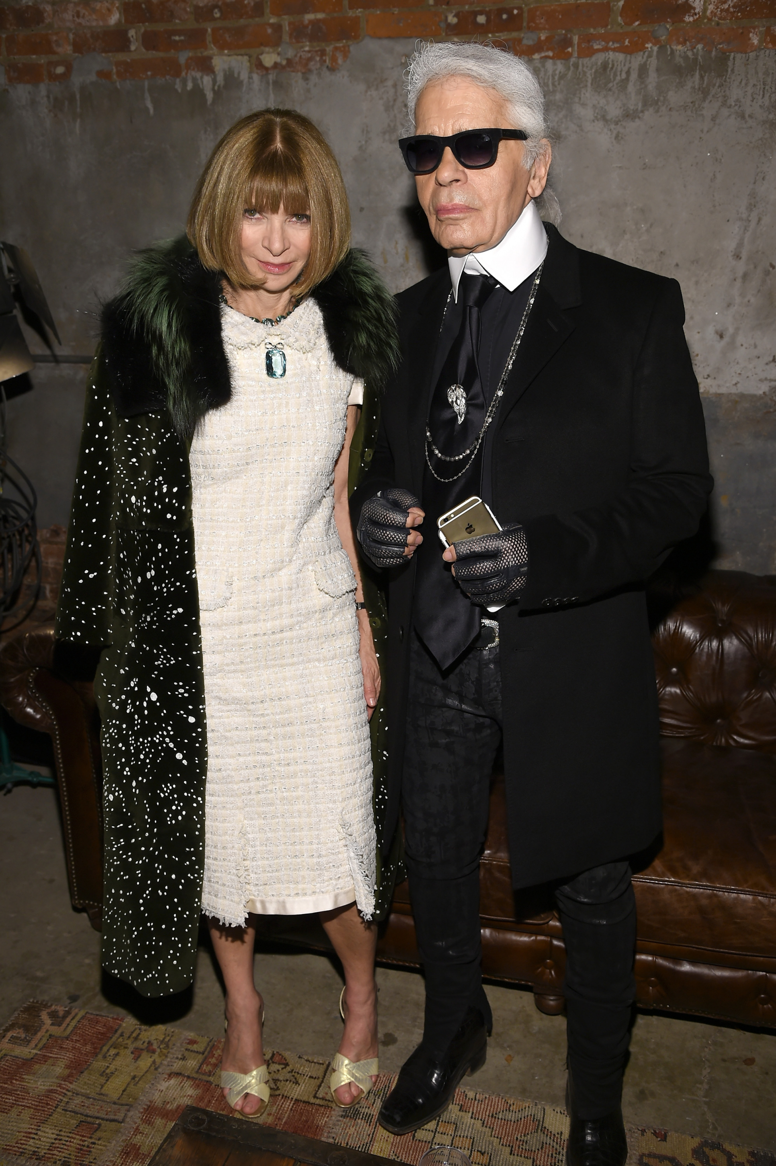 Anna Wintour i Karl Lagerfeld na wydarzeniu w 2014 roku, pozujący w eleganckich strojach.