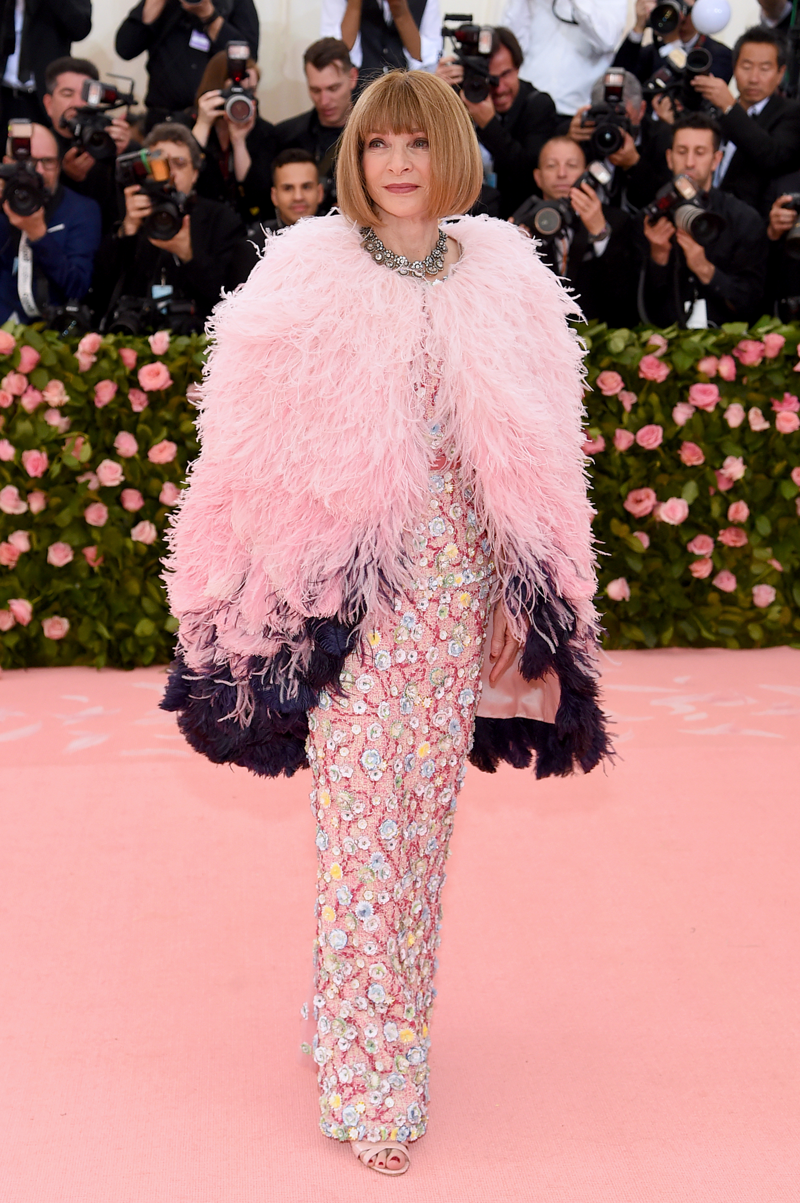 Anna Wintour na MET Gala 2019 w efektownej, puchowej kreacji w odcieniach różu i fioletu.