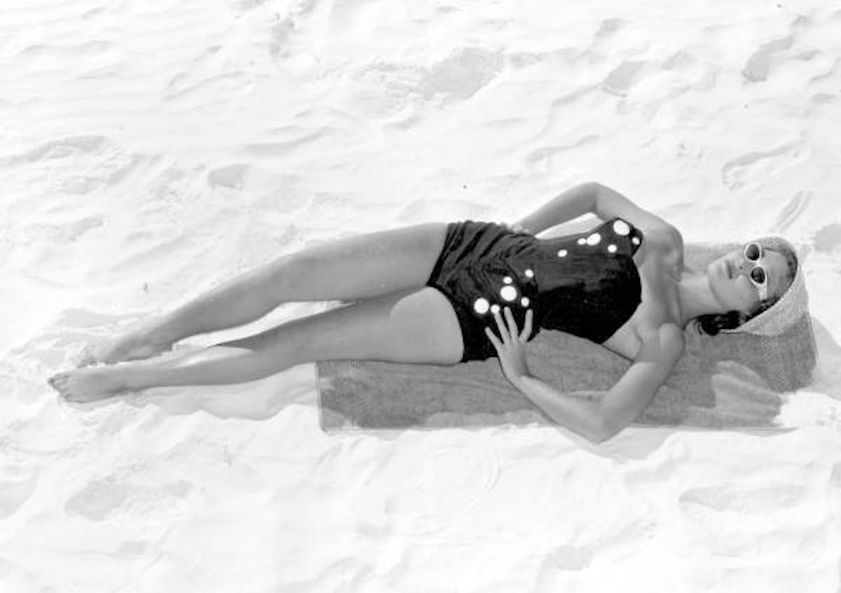Pat Finn pozuje w stroju kąpielowym na plaży w Saint Andrews State Park w Miami, 1960 rok. (Fot. Domena publiczna)
