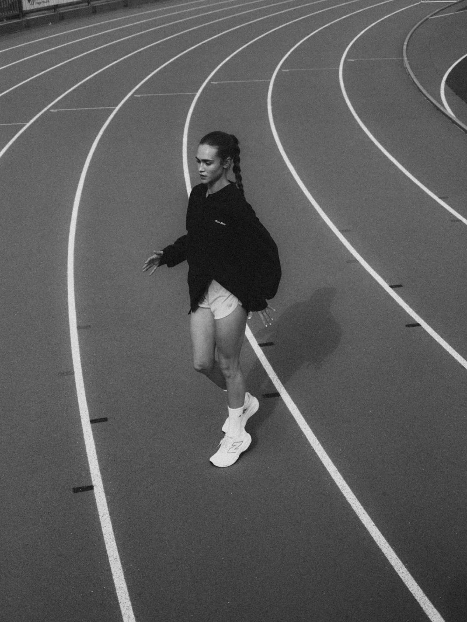Anastazja Kuś w butach do biegania, biegnie po bieżni sportowej.