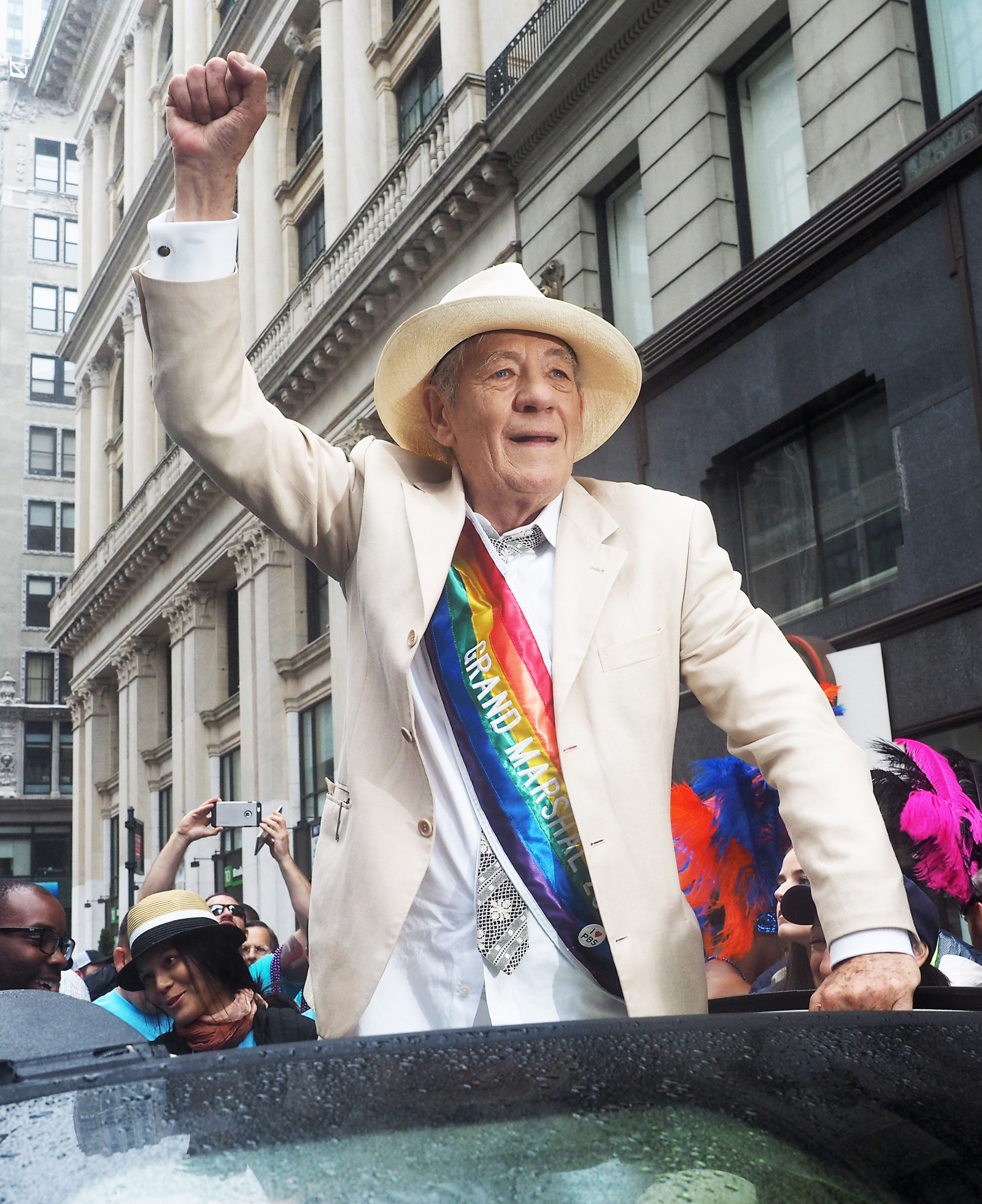 Ian McKellen podczas nowojorskiej parady równości w 2015 roku. (Fot. Debra L Rothenberg/WireImage)