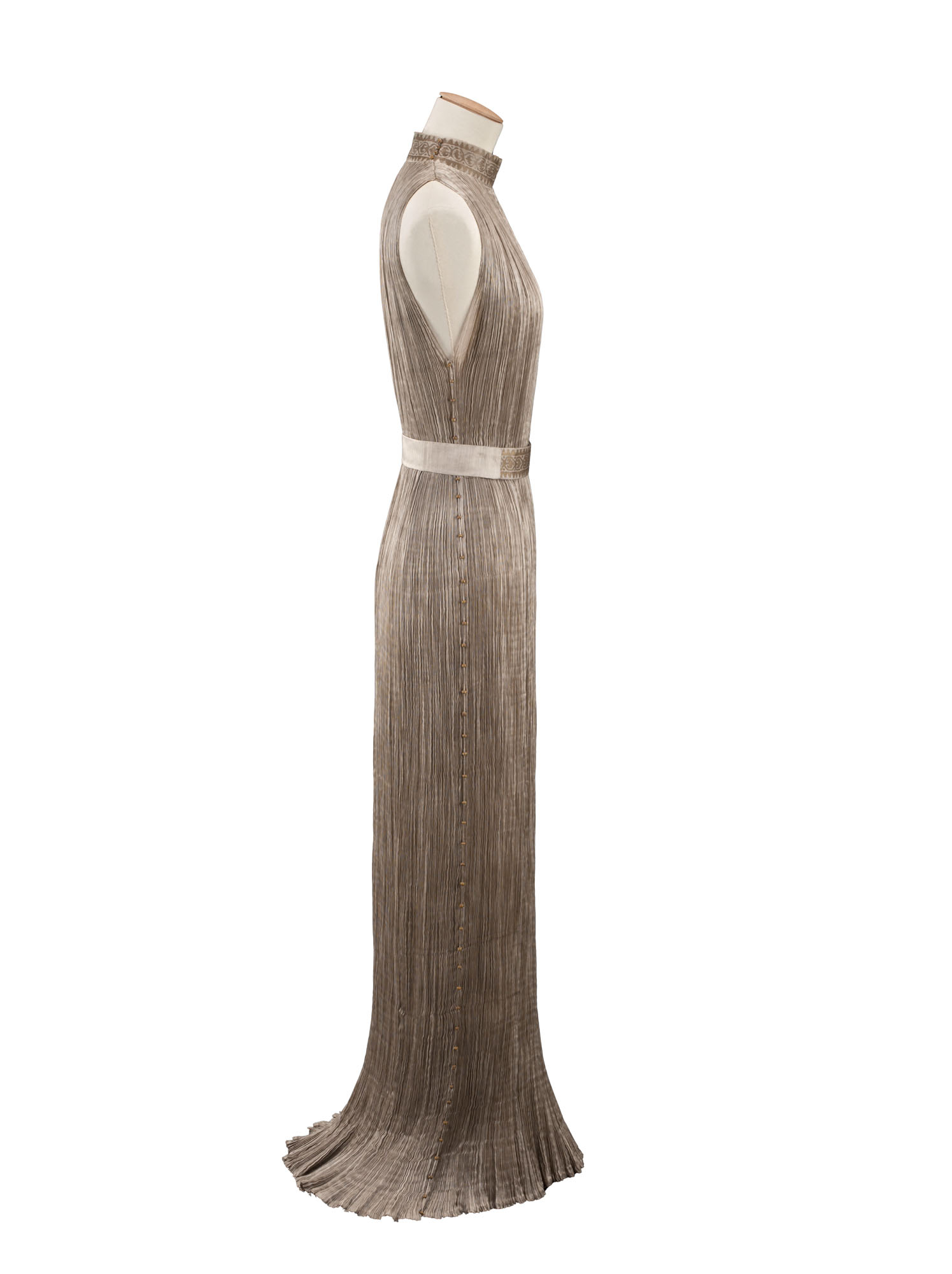 Sukienka „Delphos”. (Fot. PALAIS GALLIERA, MUSÉE DE LA MODE DE LA VILLE DE PARIS / PARIS MUSÉES)