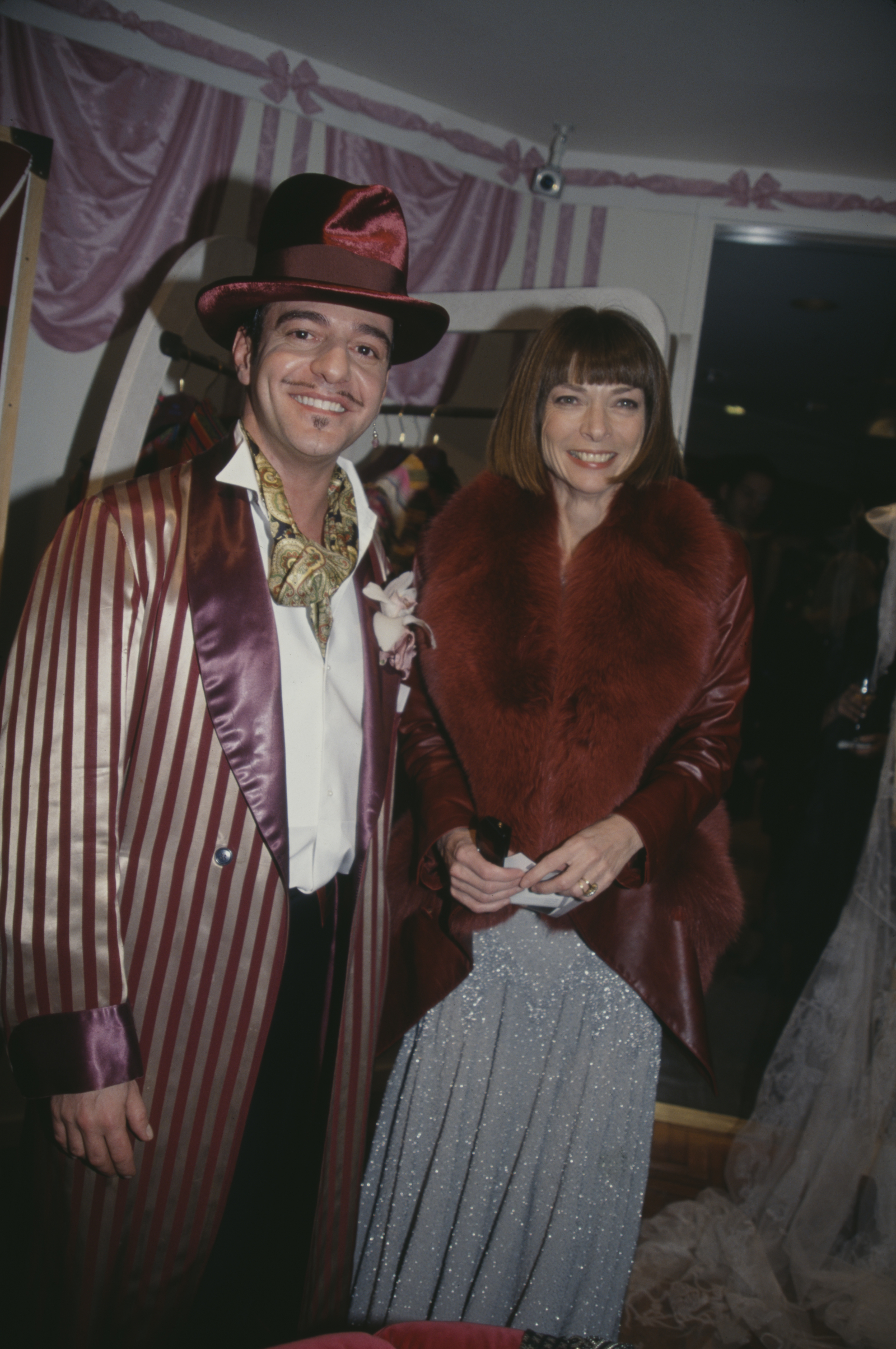 John Galliano i Anna Wintour, 1998 rok, na imprezie modowej, oboje w ekstrawaganckich strojach.