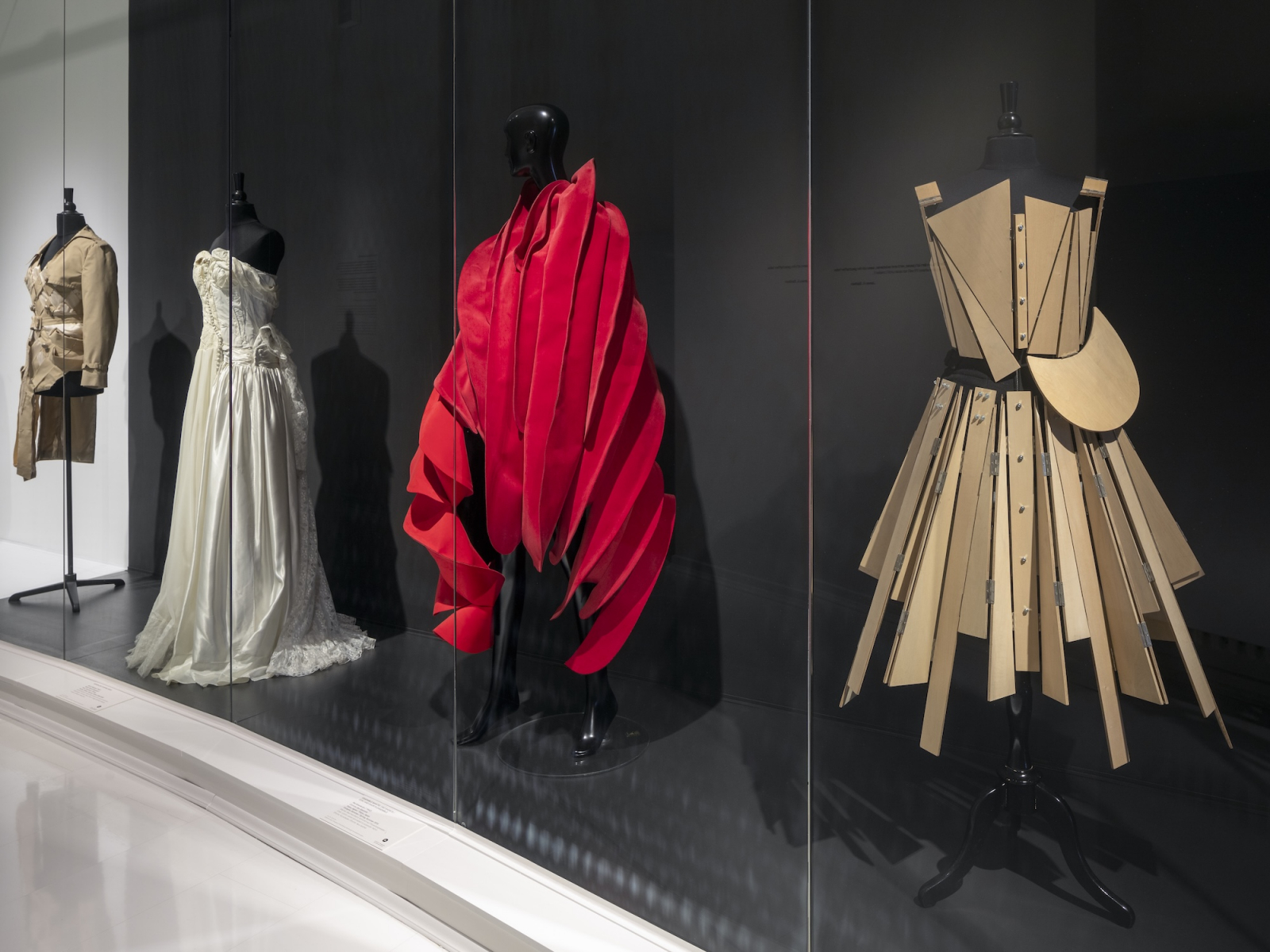  Projekty Rei Kawakubo. (Fot. Henning Rogge)