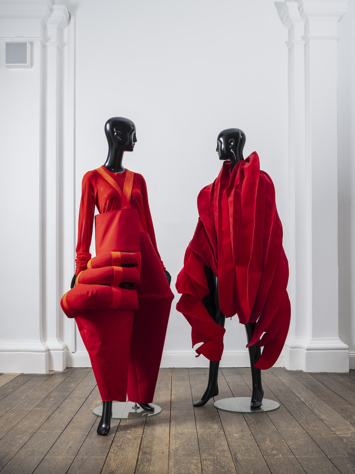 Rei Kawakubo wiosna-lato 2015. (Fot. Henning Rogge)