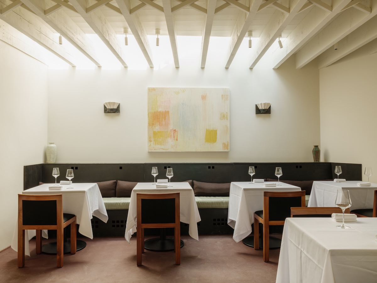 Stylowe wnętrze restauracji Osip z eleganckimi stołami i minimalistycznym wystrojem.