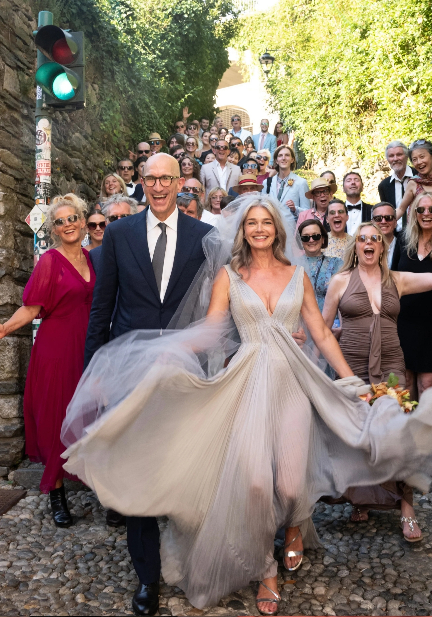 Paulina Porizkova i Jeff Greenstein świętują sw&oacute;j ślub wśr&oacute;d wesołych gości na malowniczych schodach.