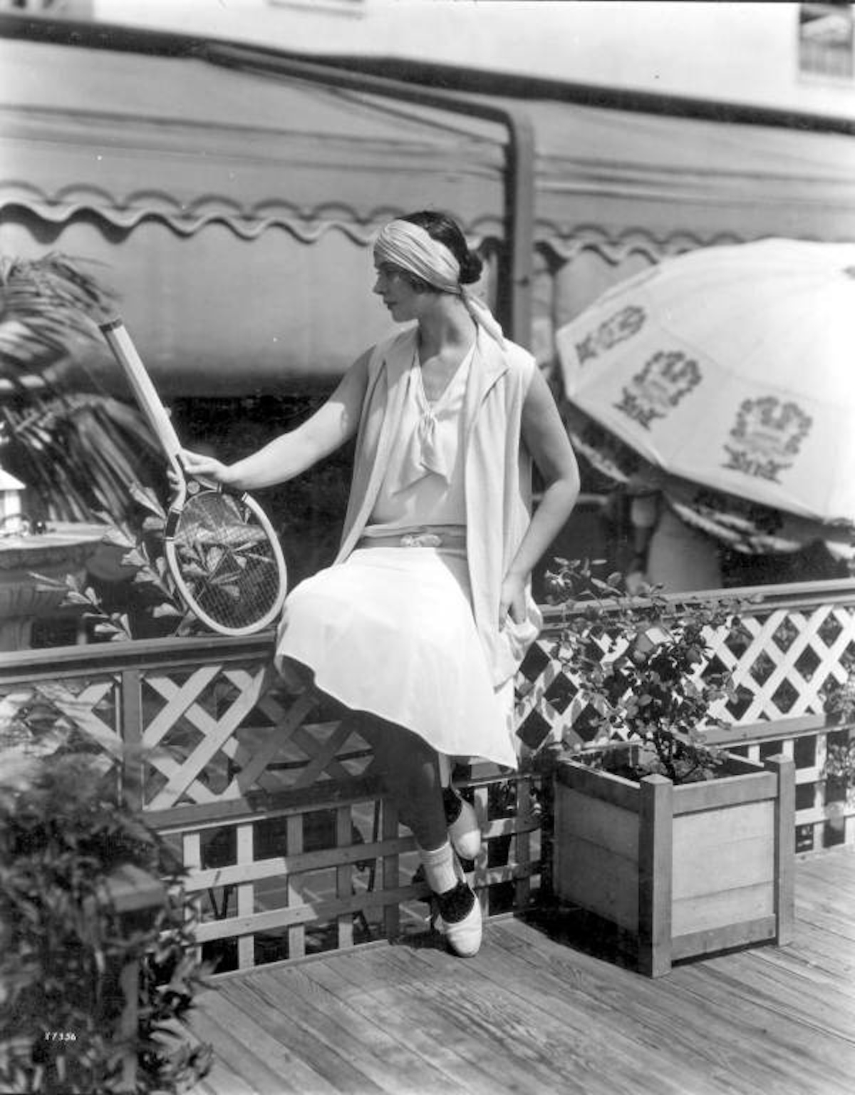 Modelka w stroju do tenisa, 1929 rok. (Fot. William Arthur Fishbaugh/Domena publiczna)