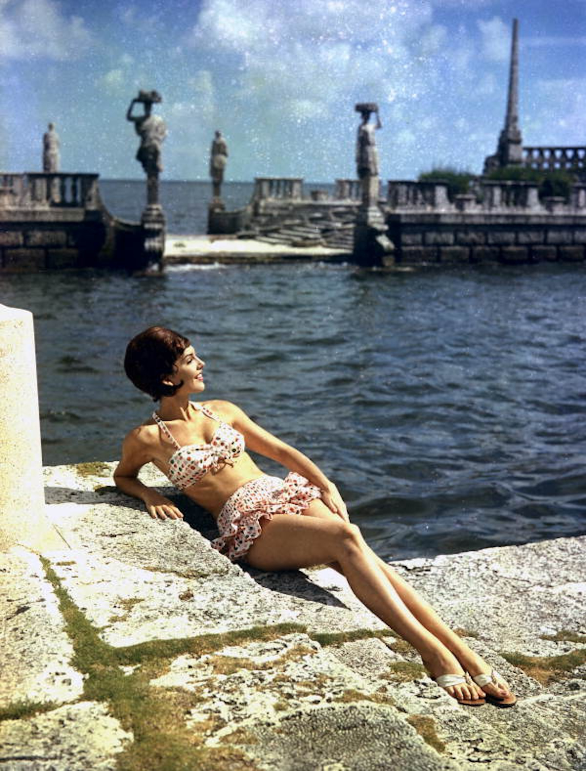 Modelka w stroju kąpielowym w Villa Vizcaya w Miami. (Fot. Richard Parks/Domena publiczna)