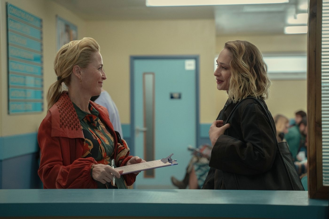 Zdjęcie z planu „Sex education” z Gillian Anderson w roli seksuolożki Jean Milburn / (Fot. Materiały prasowe)