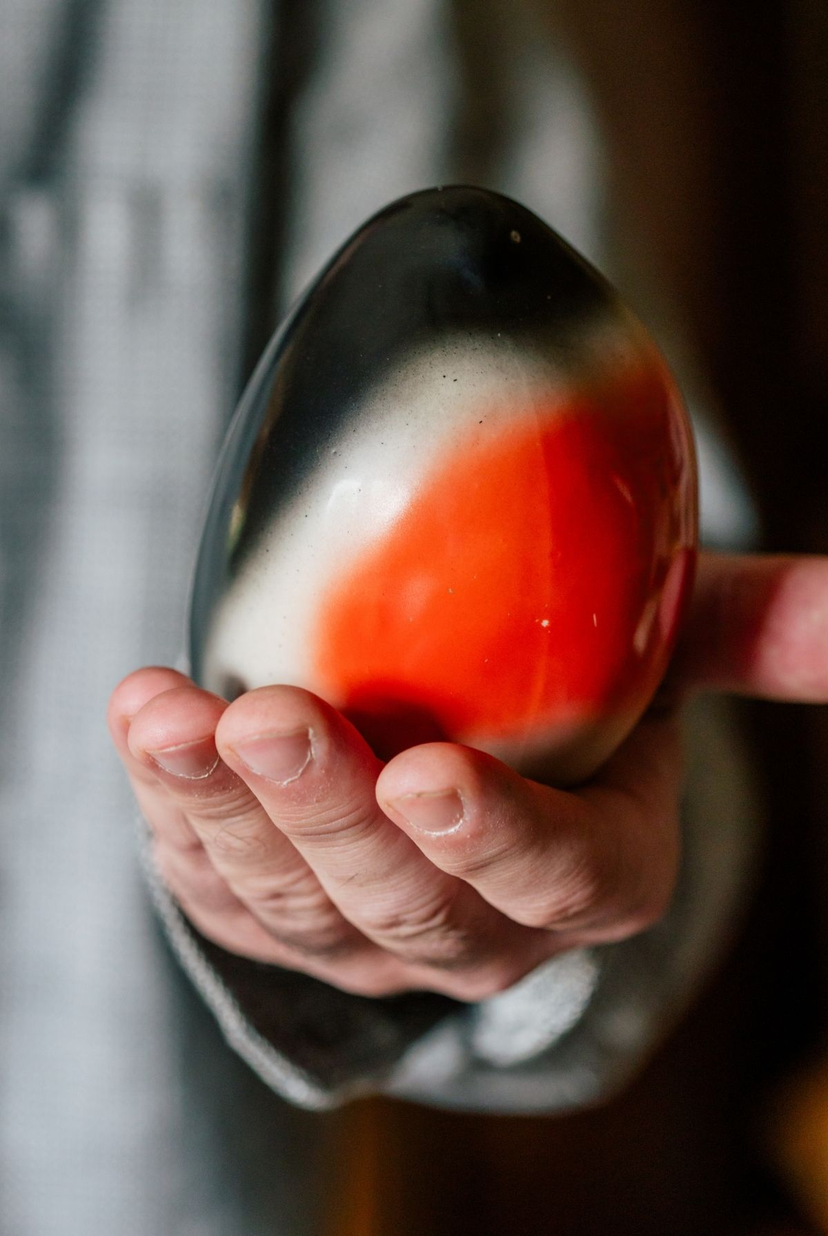 „Mało znana, a bardzo ceniona figurka Gil z podwójną sygnaturą Porcelit Chodzież i IWP. Kiedy oglądałem ją na zdjęciach, nie zdawałem sobie sprawy z tego, jak jest duża” – mówi Piotr Marzec o elemencie swojej kolekcji. Projekt Mieczysław Naruszewicz, 1959 r. / (Fot. Michał Lichtański)