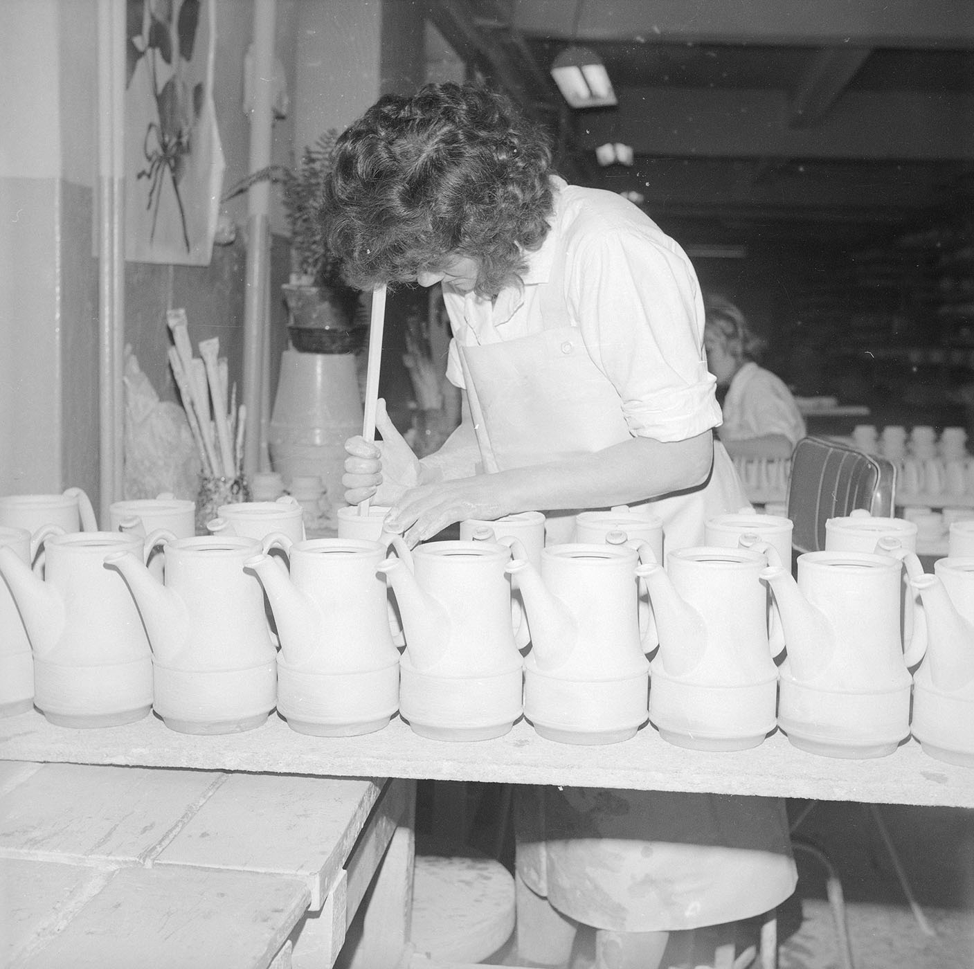 K. Bednarczyk pracuje przy imbrykach w Zakładach Porcelitu Stołowego „Pruszków. Autor Rutowska Grażyna. Narodowe Archiwum Cyfrowe