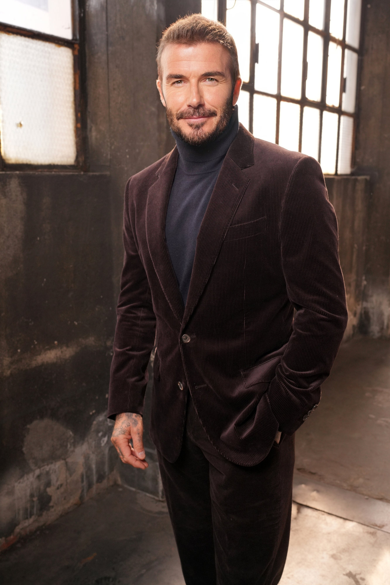 David Beckham w granatowym golfie i aksamitnym garniturze na pokazie BOSS wiosna lato 2026 w Mediolanie 