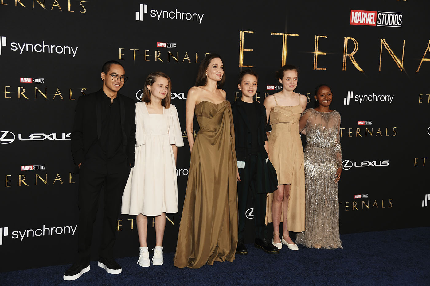 Angelina Jolie z dziećmi, które wychowywała z Bradem Pittem: Maddoxem, Vivienne, Knoxem, Shiloh i Zaharą (Fot. Michael Buckner/Variety/Penske Media via Getty Images)