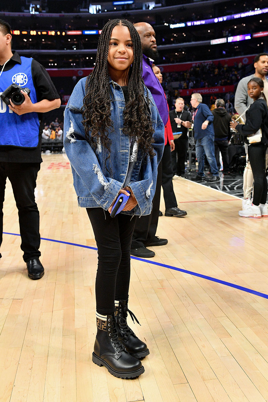 Blue Ivy Carter w jeansowej kurtce, czarnych spodniach i traperach na meczu NBA w 2020 roku