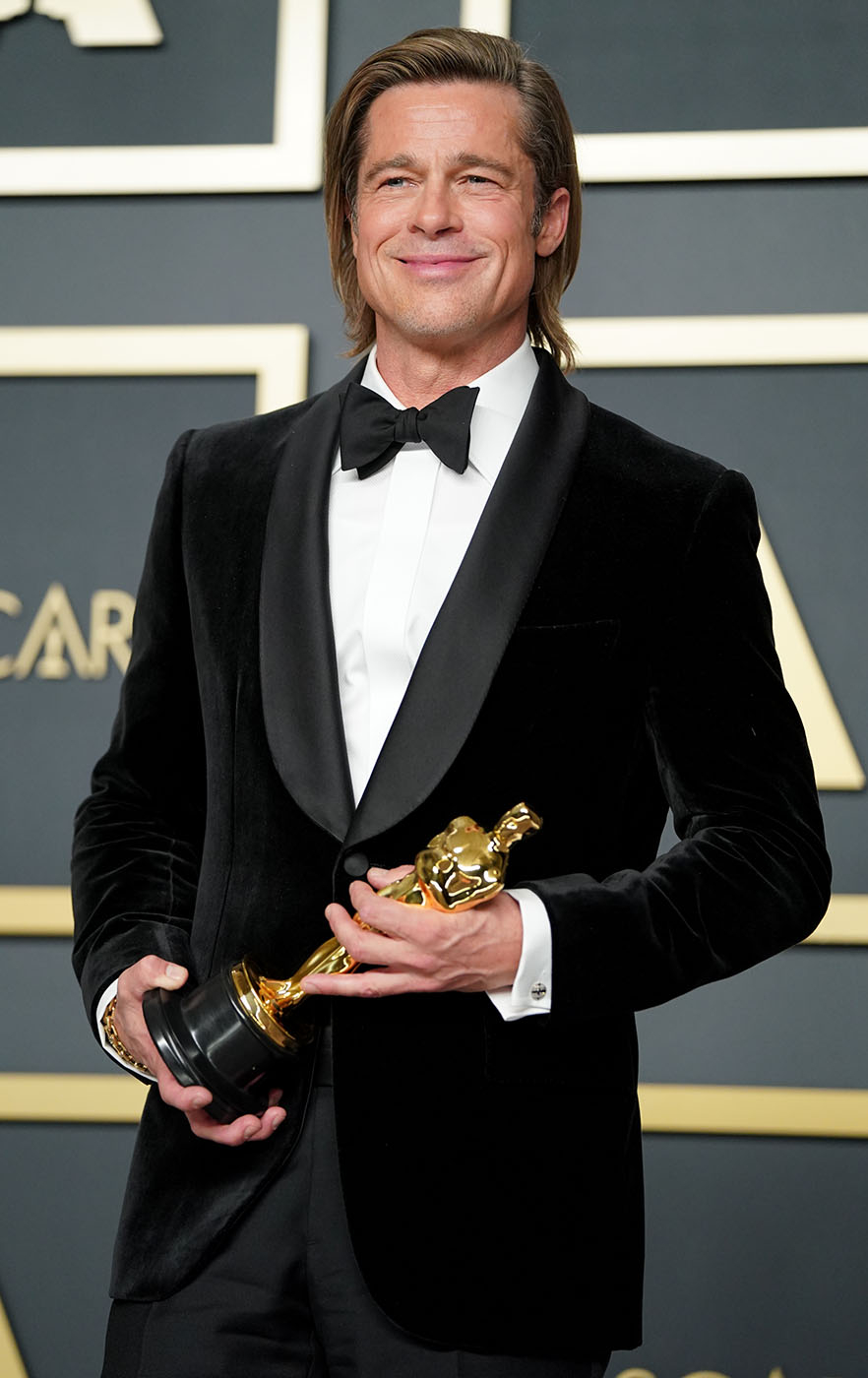 Brad Pitt z Oscarem za rolę w filmie „Pewnego razu… w Hollywood” (Fot. Rachel Luna/Getty Images)