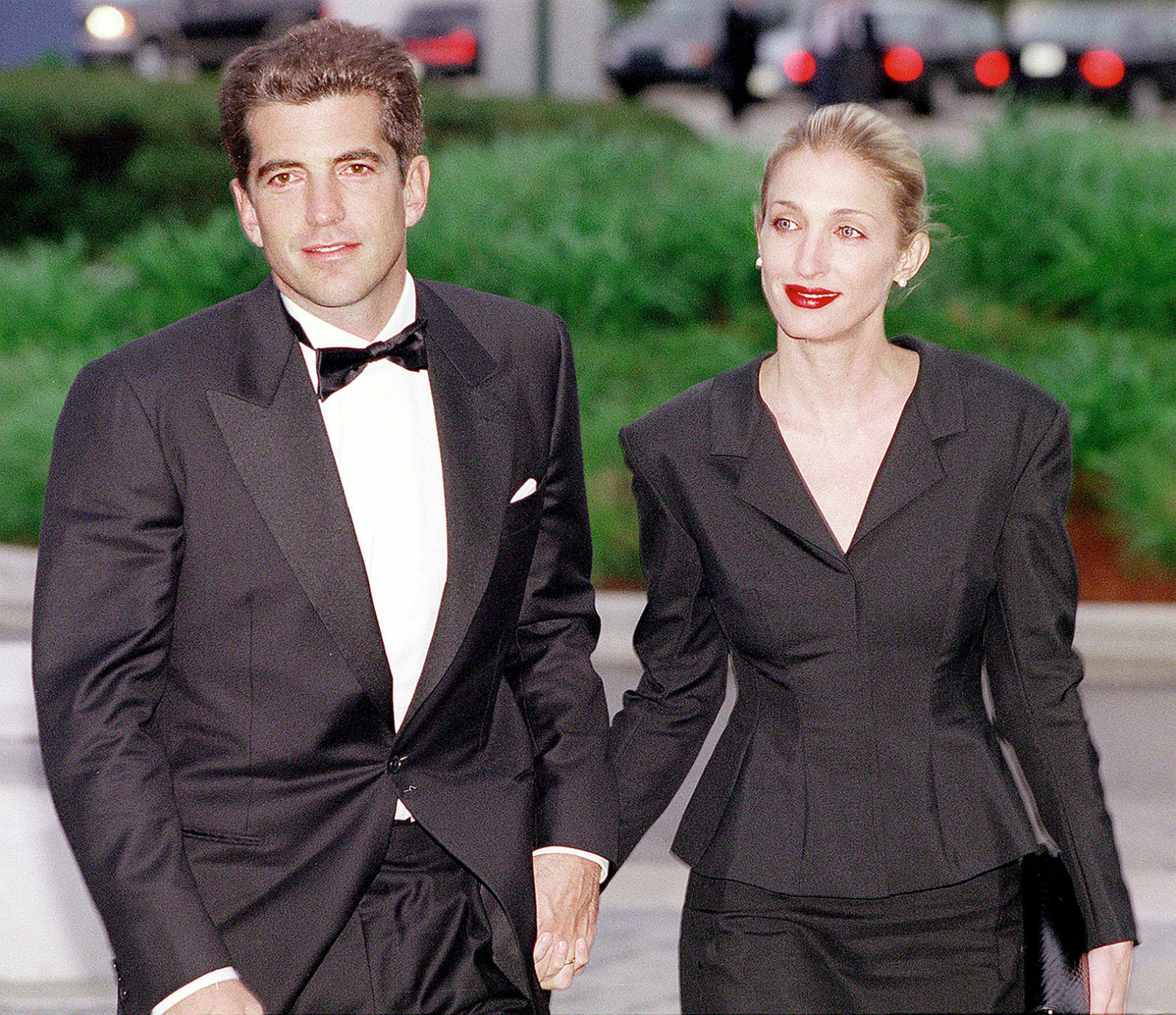 Taliowana marynarka tworząca sylwetkę klepsydry według Carolyn Bessette-Kennedy (Fot. Justin Ide/Newsmakers)