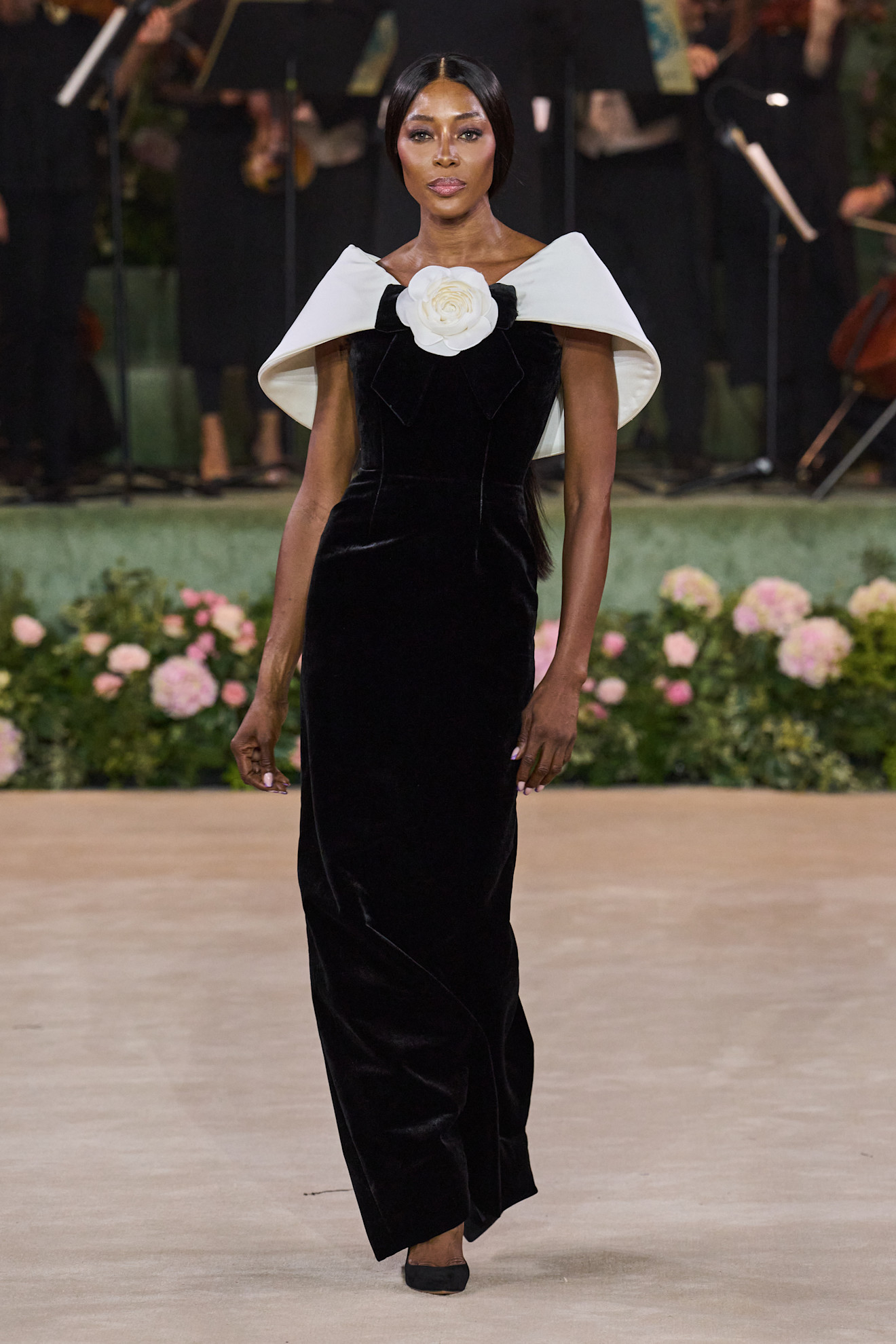 Czarna aksamitna, długa sukienka z kwiatem od Richarda Quinna (Fot. Fot. Spotlight. Launchmetrics)