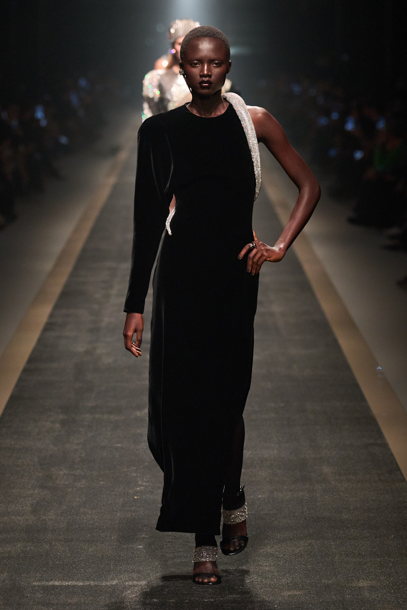 Długa, czarna sukienka Versace na jedno ramię z błyszczącymi elementami