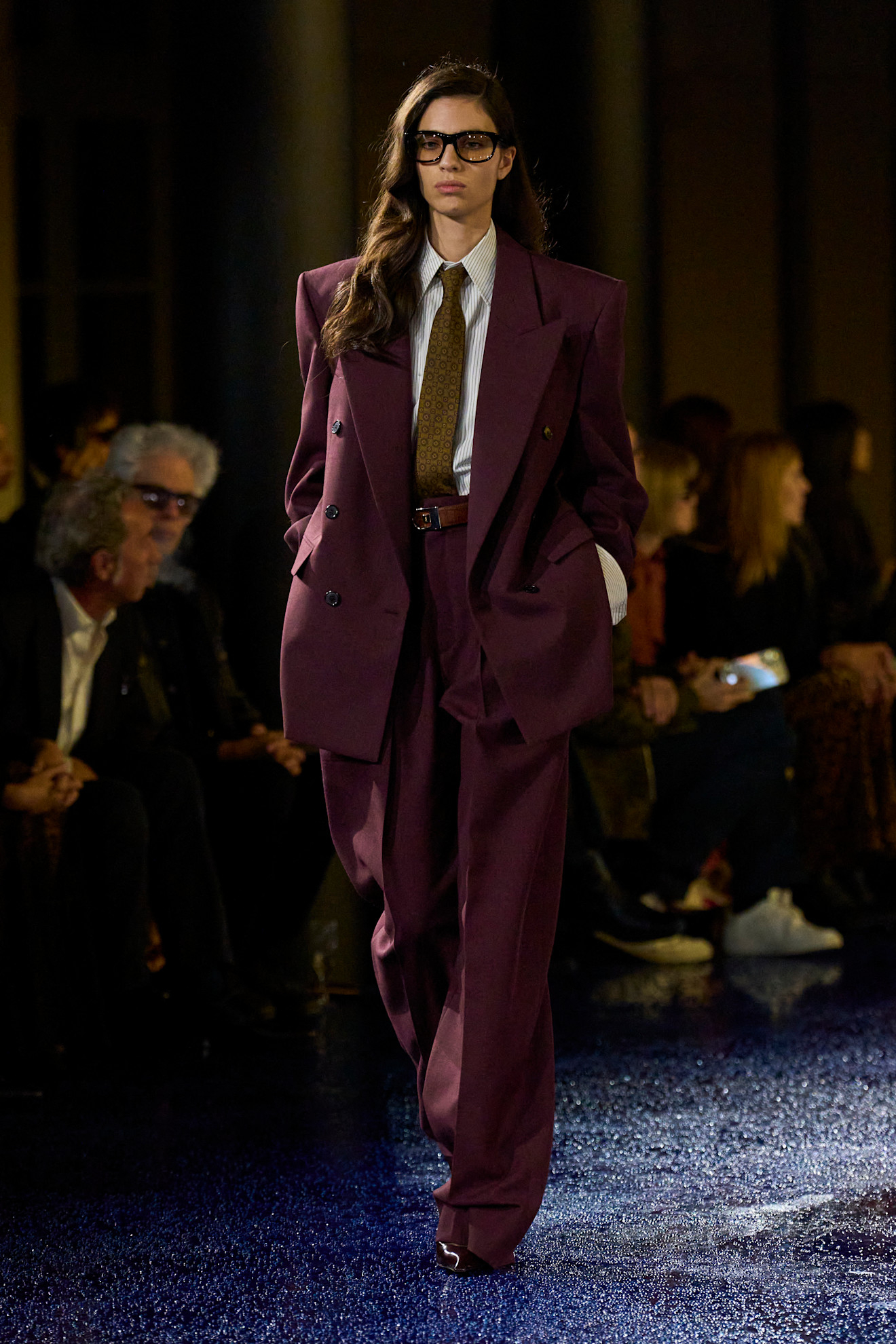 Garnitur w kolorze Deep Burgundy w kolekcji Saint Laurent wiosna-lato 2025
