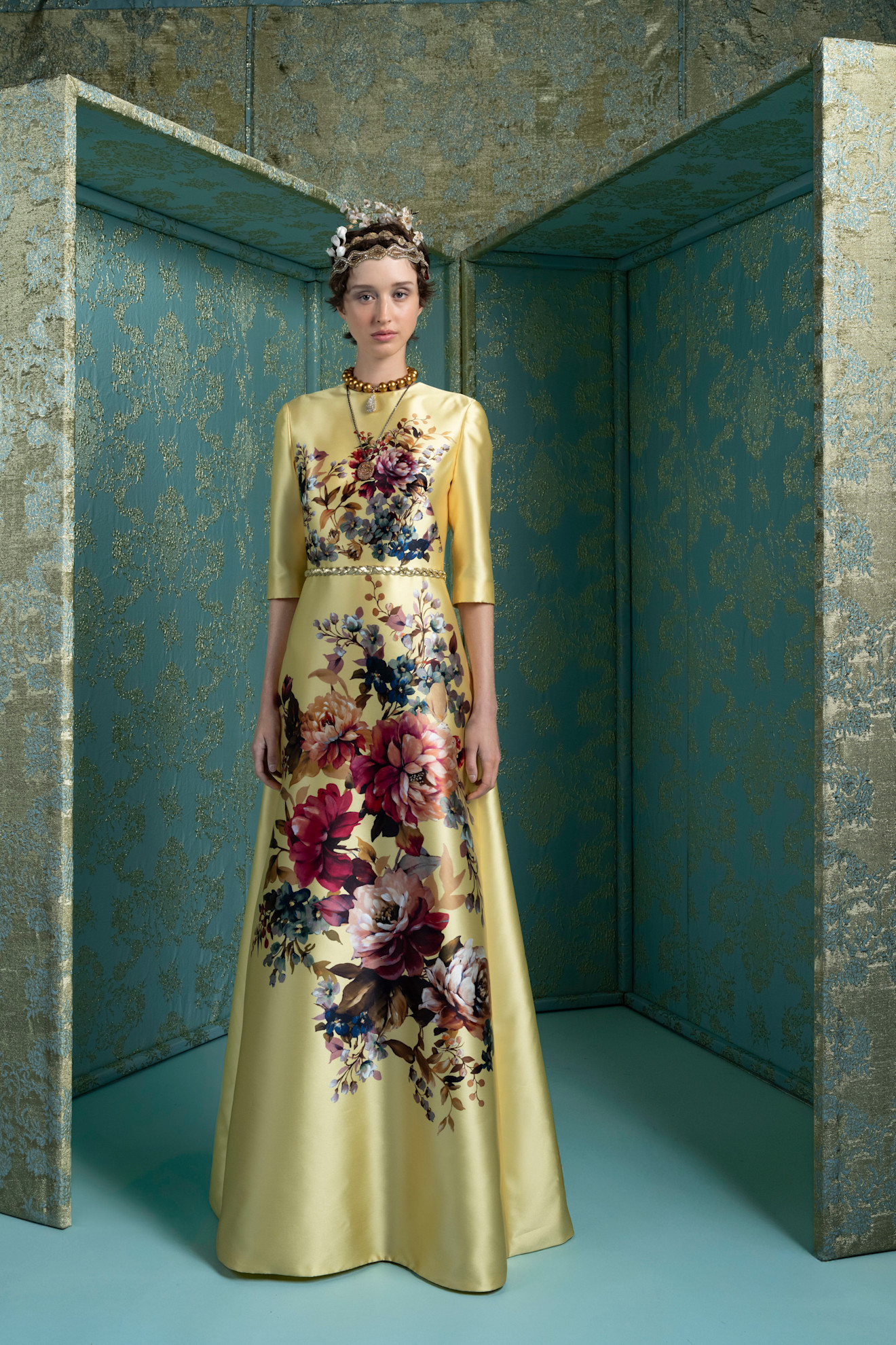 Długa, żółta sukienka w kwiatowy wzór z rozszeczanym dołem marki Reem Acra