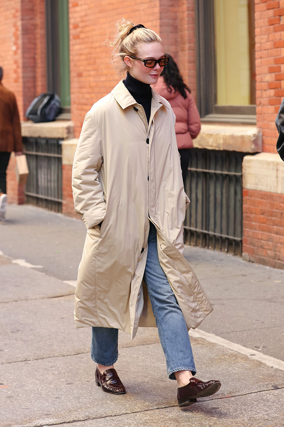 Aktorka Elle Fanning z dopasowanych jeansach, beżowym prohowcu i mokoasynach (Fot. Getty Images)