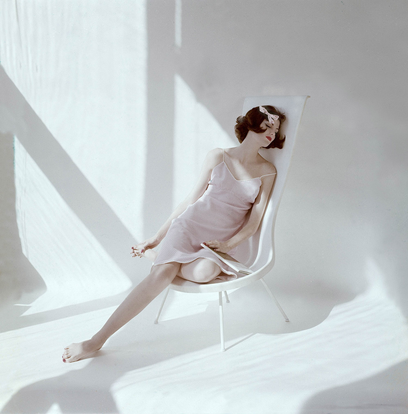 Modelka śpiąca na krześle (Fot. Joseph Leombruno/Condé Nast via Getty Images)
