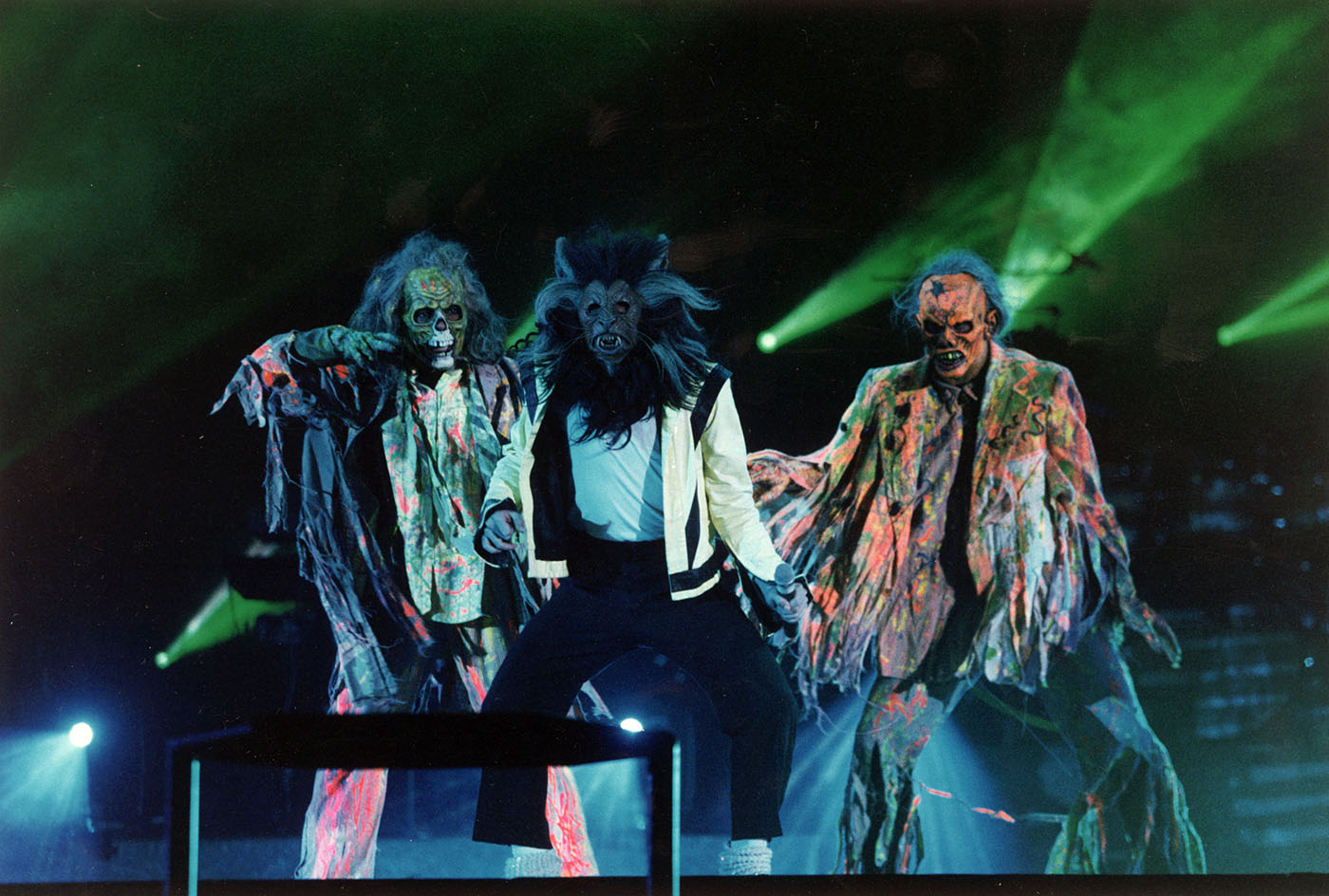 Michael Jackson z tancerzami podczas wykonywania utworu Thriller (Fot. Dave Hogan/Hulton Archive/Getty Images)