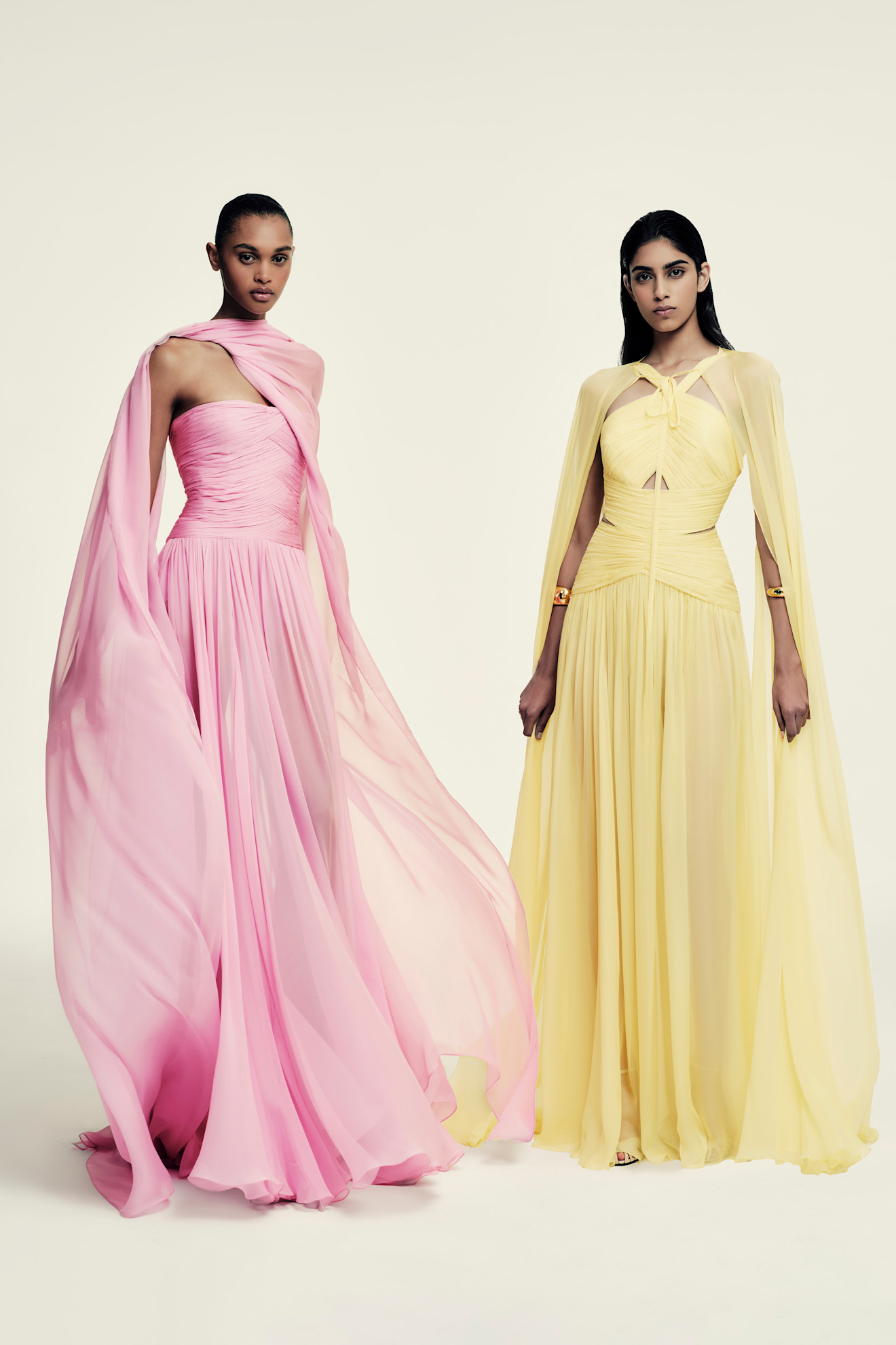 Długie, pastelowe sukienki z pelerynami domu mody Zuhair Murad
