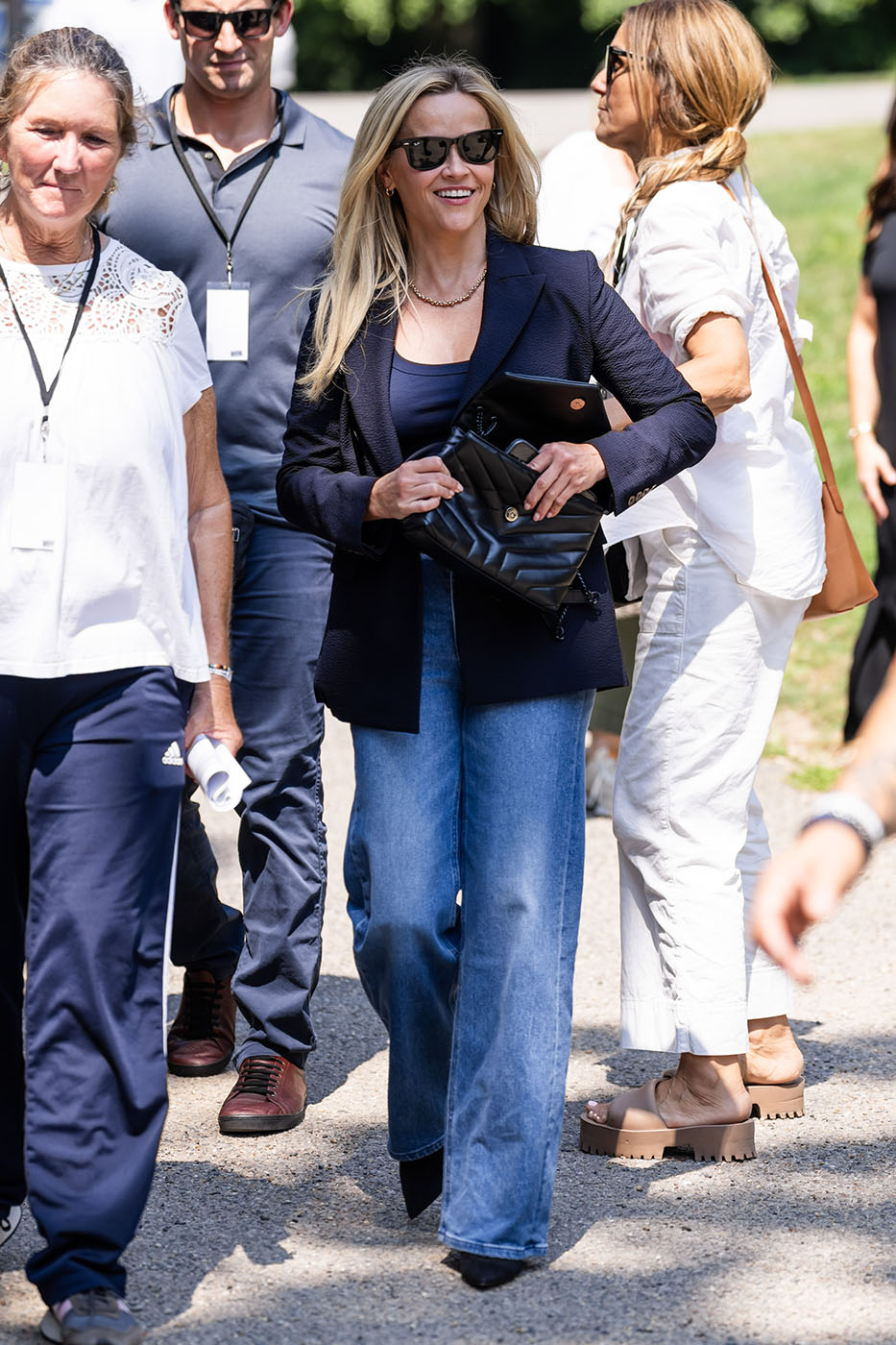Reese Witherspoon umiejętnie łączy marynarkę z szerokimi jeansami (Fot. Gotham/GC Images)