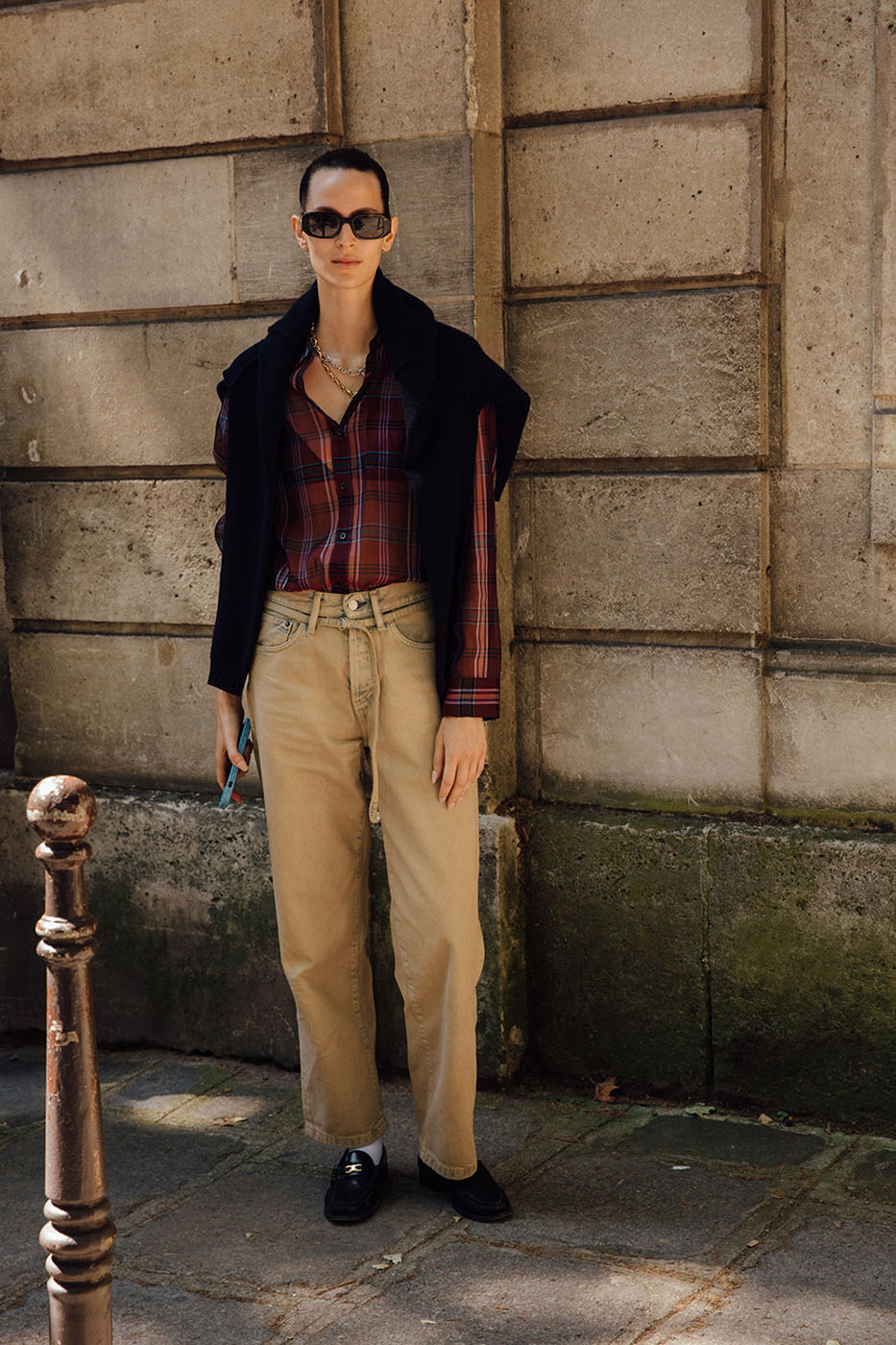 Beżowe jeansy damskie to uniwersalna baza stylizacji w stylu smart casual (Fot. Launchmetrics)