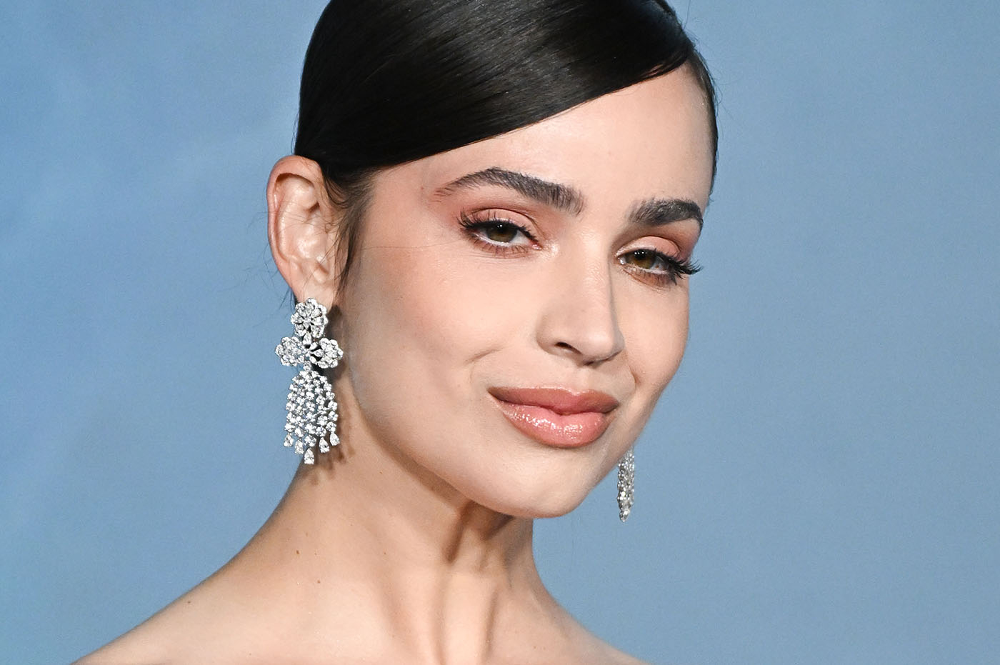 Sofia Carson z rzęsami kocie oko na gali amfAR Venezia 2025