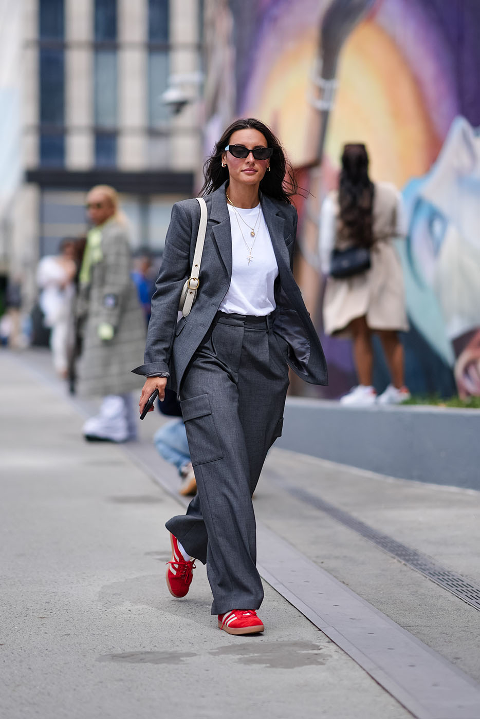 Garnitur i kolorowe sneakersy to kwintesencja stylu smart casual (Fot. Edward Berthelot/Getty Images)