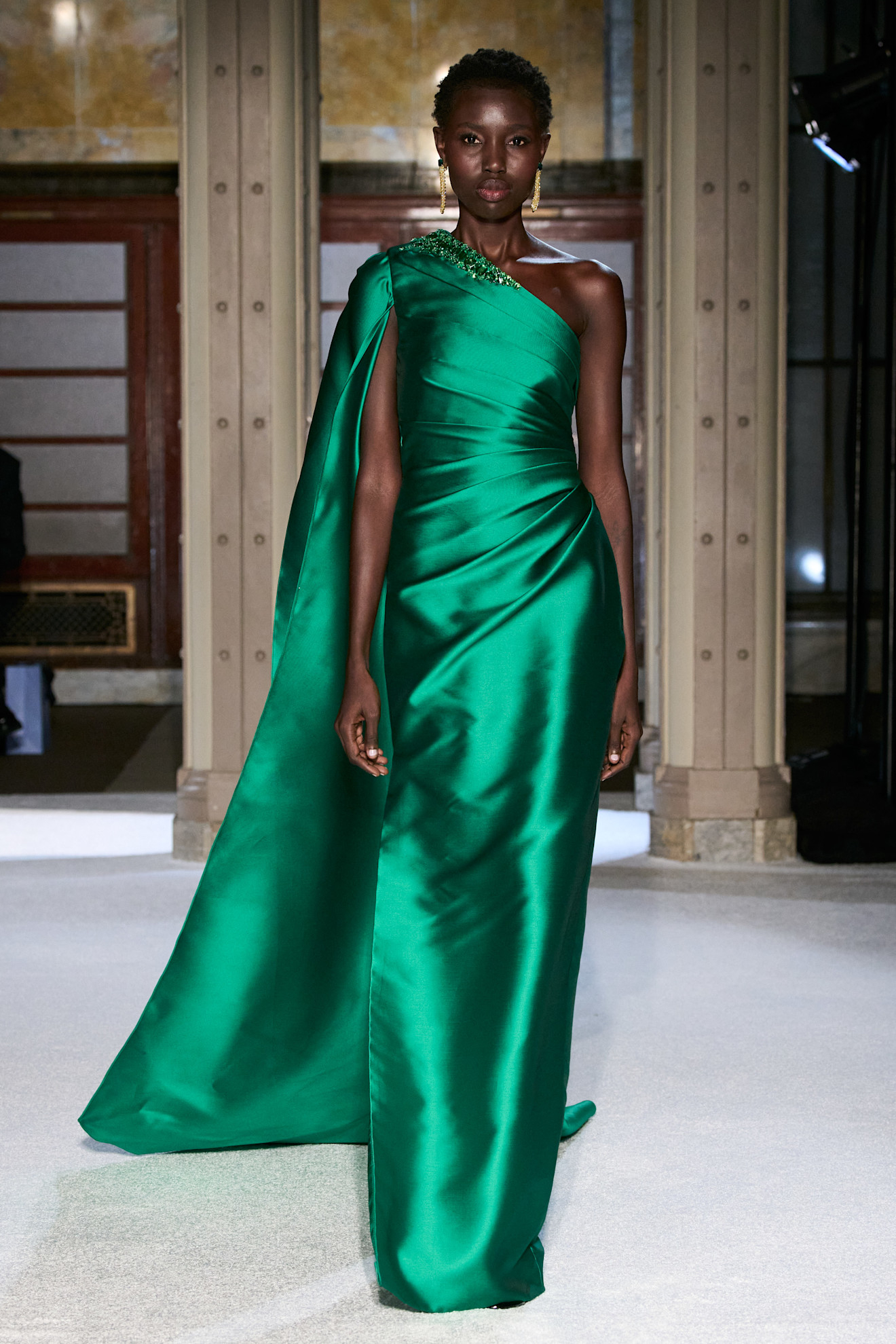 Długa sukienka na jedno ramię w odcieniu butelkowej zieleni marki Pamella Roland